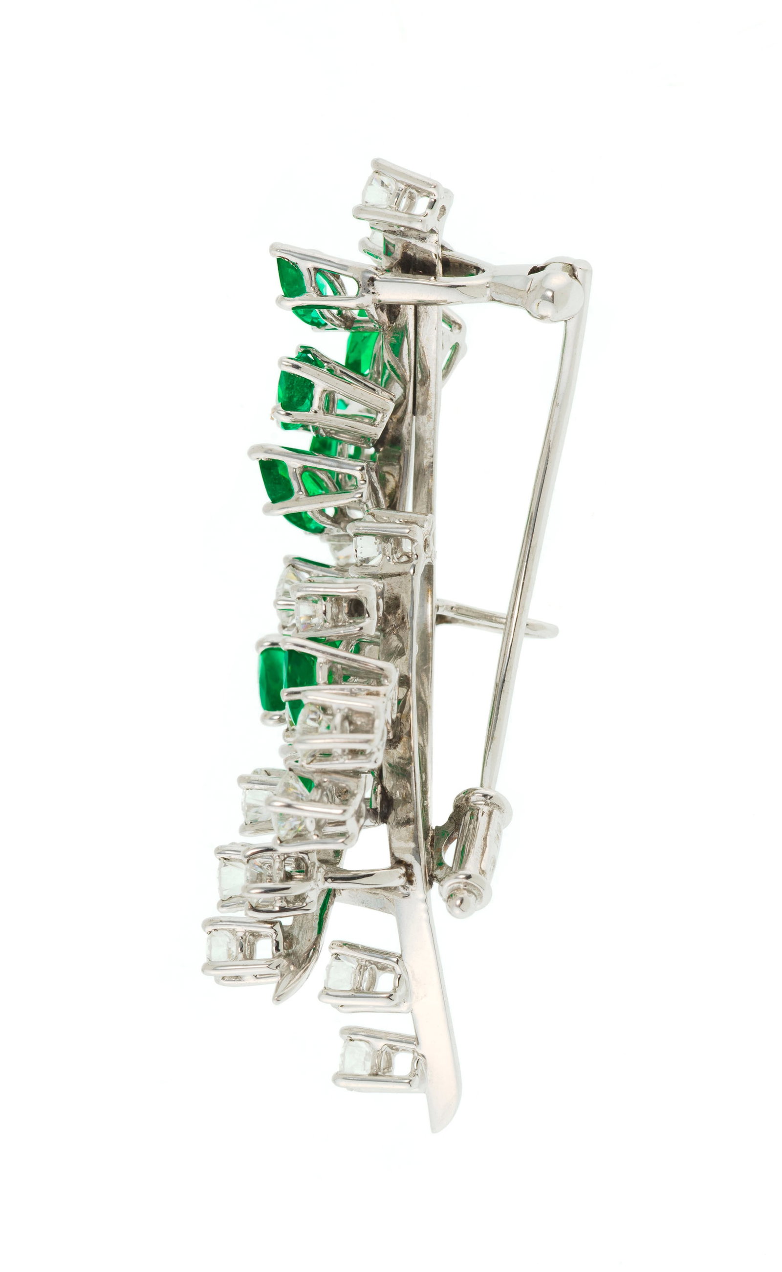 Broche or gris 750 figurant une branche sertie d'émeraudes taille marquise et de diamants taill - 2
