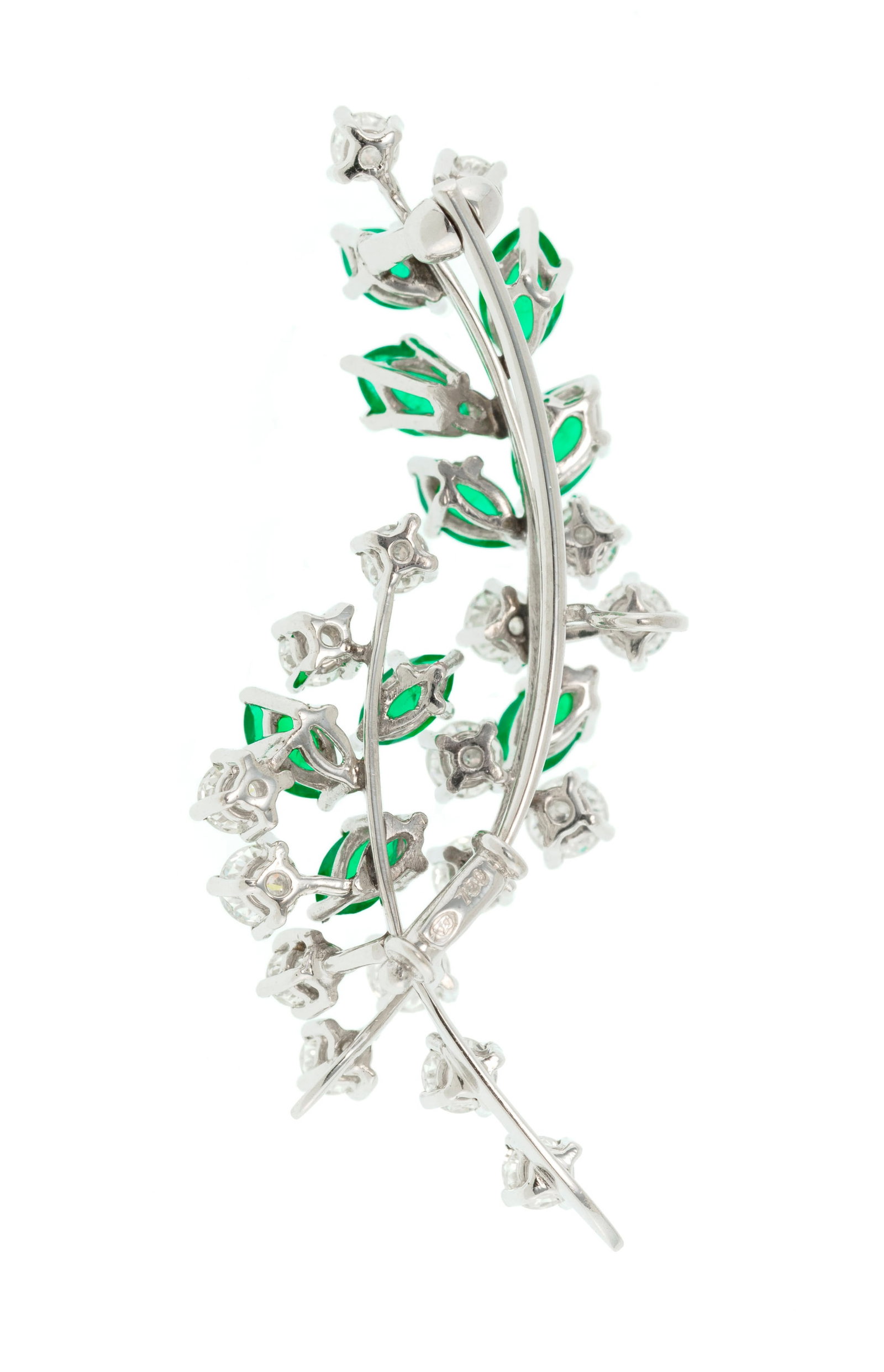 Broche or gris 750 figurant une branche sertie d'émeraudes taille marquise et de diamants taill - 3