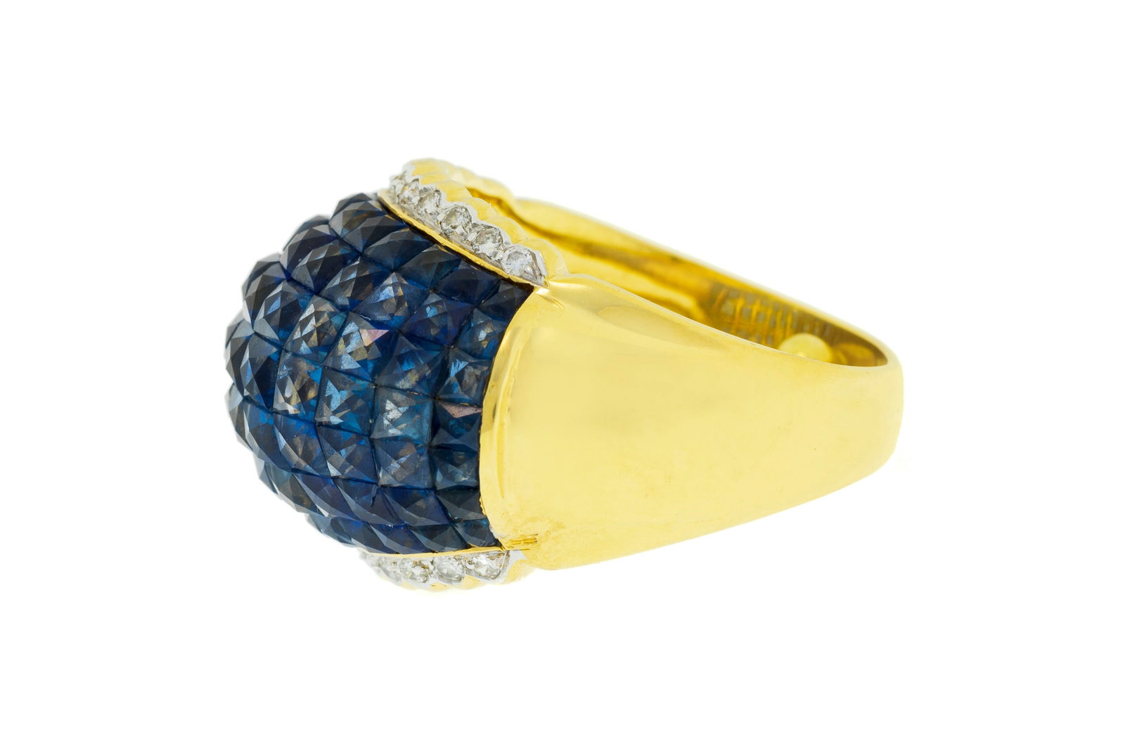 Bague bombée 2 ors 750 ornée d'un pavage de saphirs en serti invisible épaulé de - 2