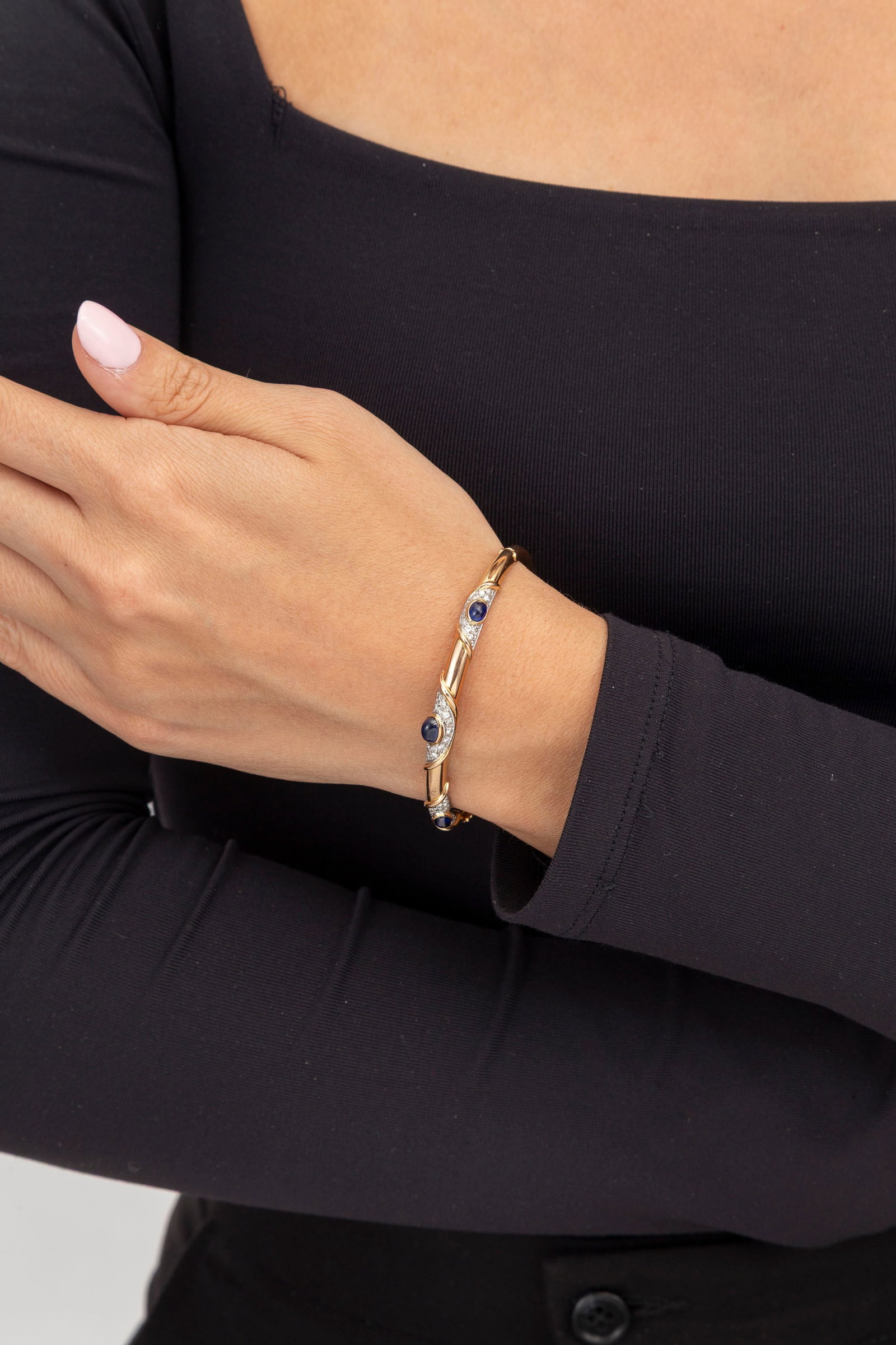 Bracelet rigide 2 ors 750 serti de 3 cabochons de saphir entourés de diamants taille brillant,  - 4