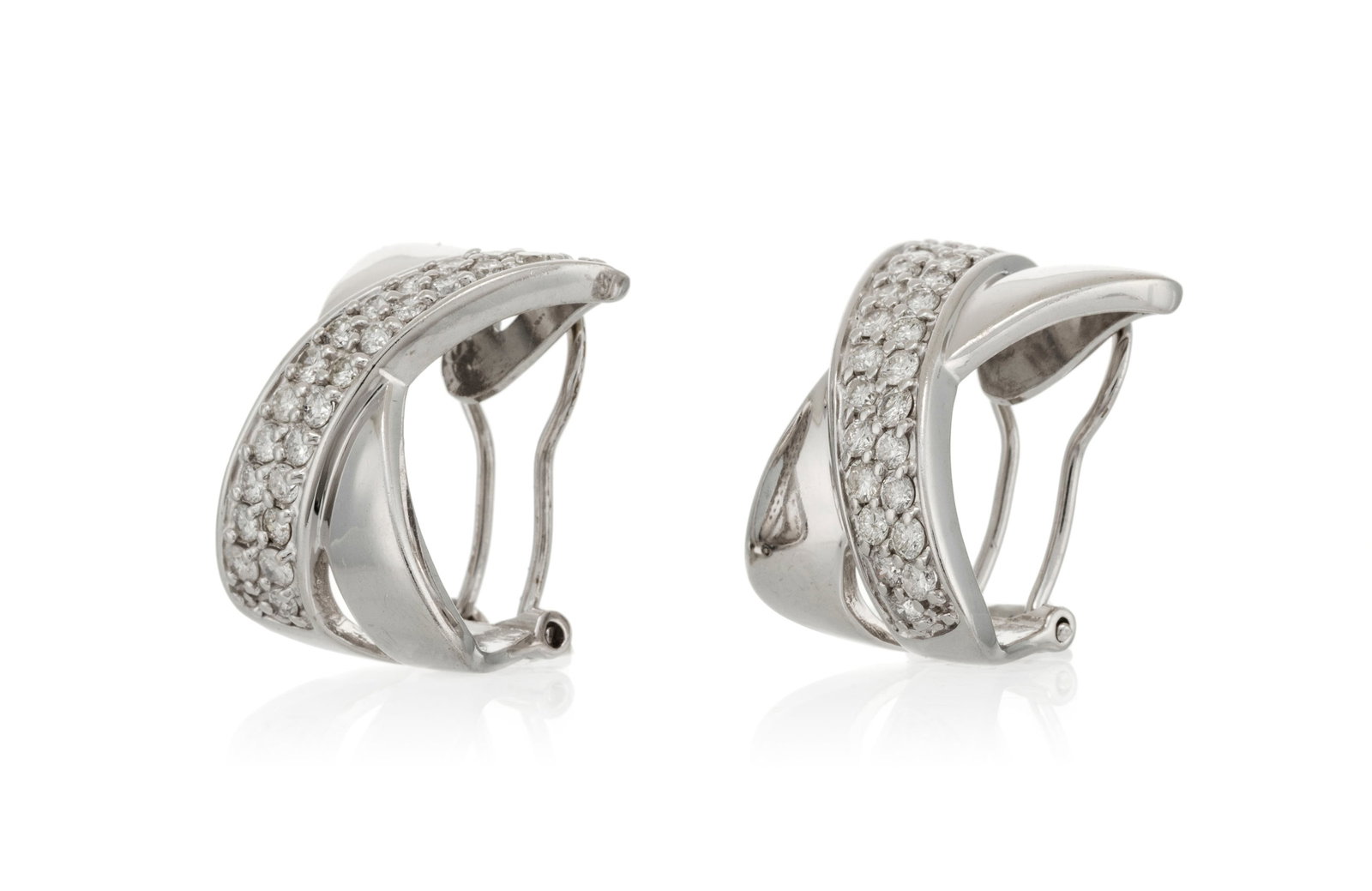 Paire de clips d'oreilles croisés en or gris 750 sertis de bandes de diamants taille brillant,  - 2