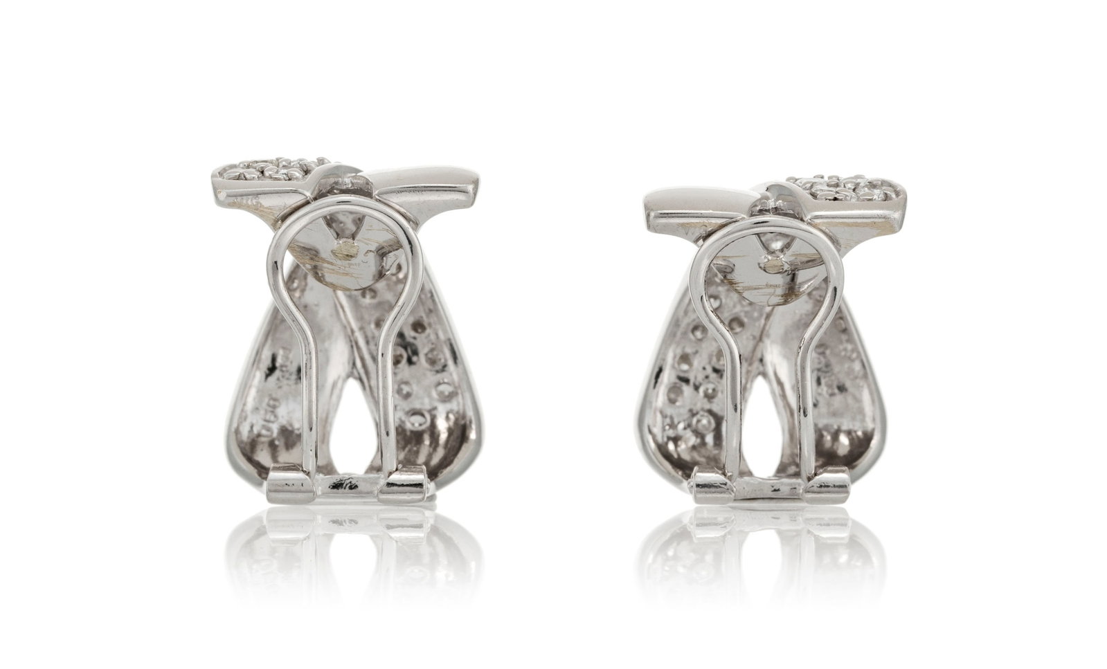 Paire de clips d'oreilles croisés en or gris 750 sertis de bandes de diamants taille brillant,  - 3