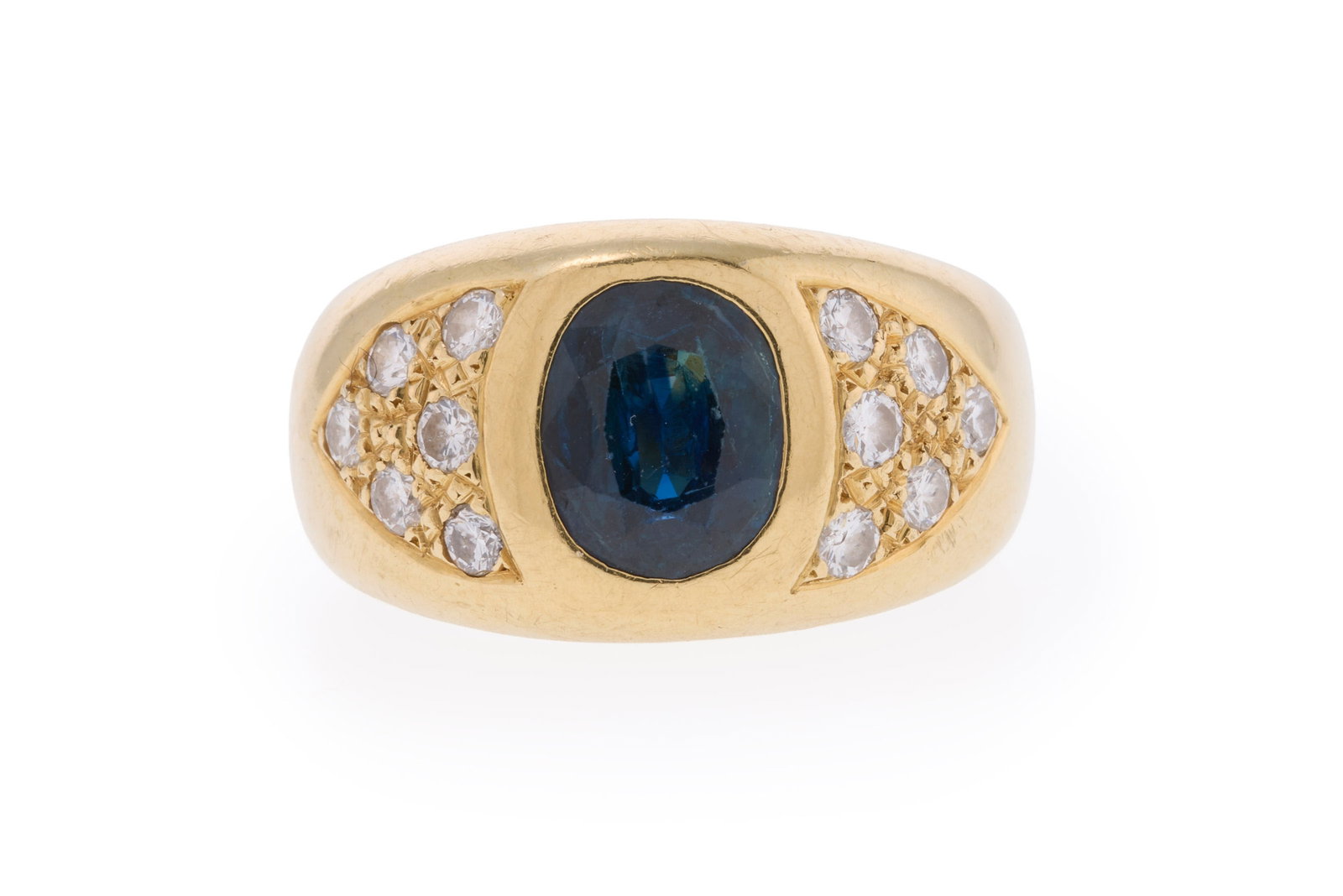 Bague or 750 sertie d'un saphir taille ovale épaulé de diamants taille brillant, doigt 57-: Bague or 750 sertie d'un saphir taille ovale épaulé de diamants taille brillant, doigt 57-17, 11g Condition Etat bon à moyen. Nombreuses rayures à l'or. Egrisures aux saphir.