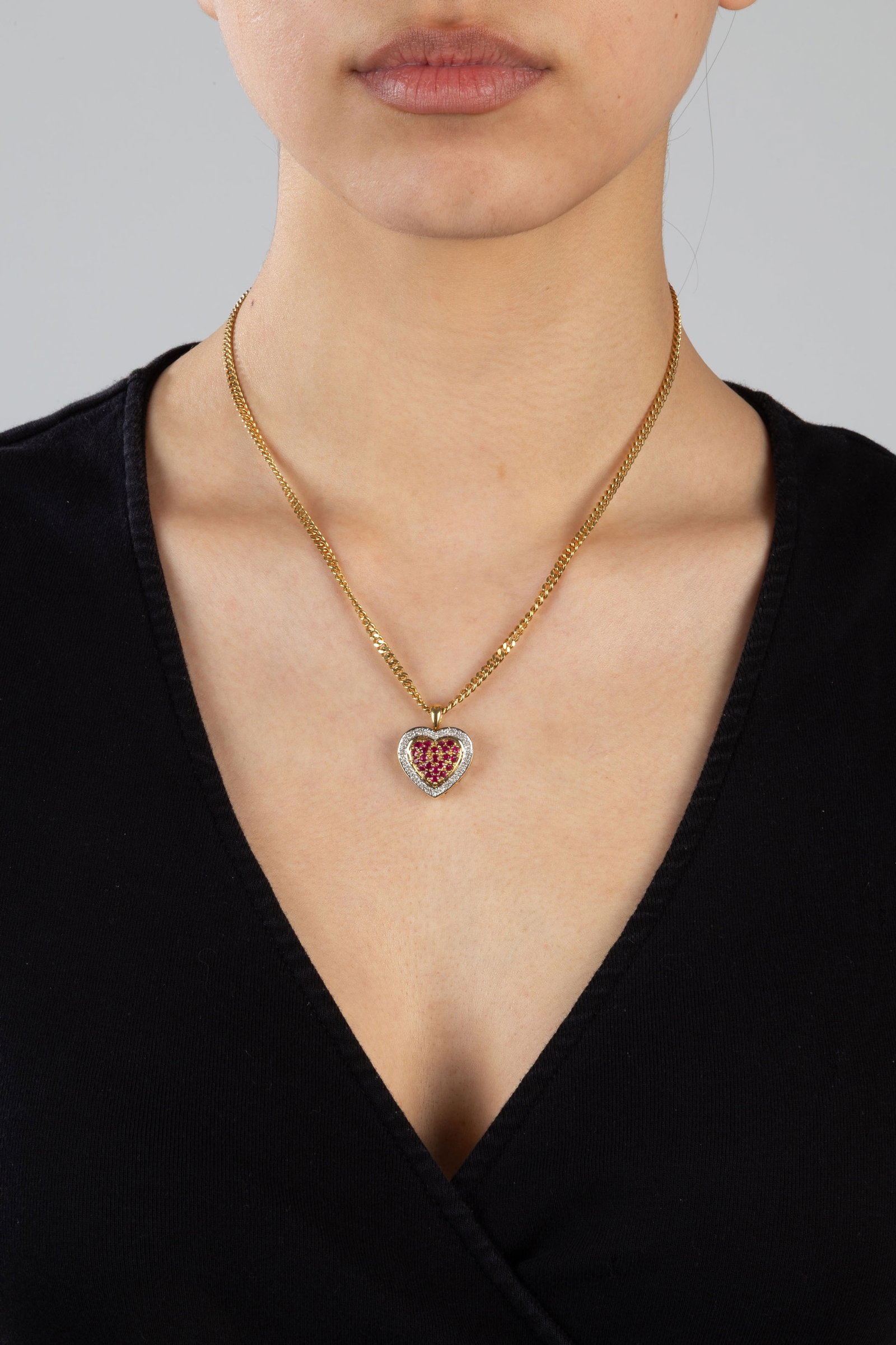 Pendentif cœur 2 ors 750 serti de rubis et de diamants taille 8/8, sur une chaîne en or 75 - 4