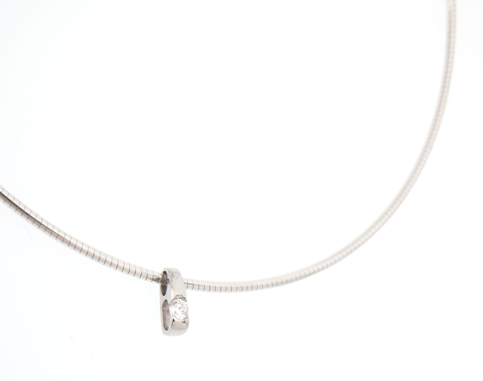 Tour de cou flexible or gris 750 retenant un pendentif en or gris 585 serti d'un diamant taille bril - 3