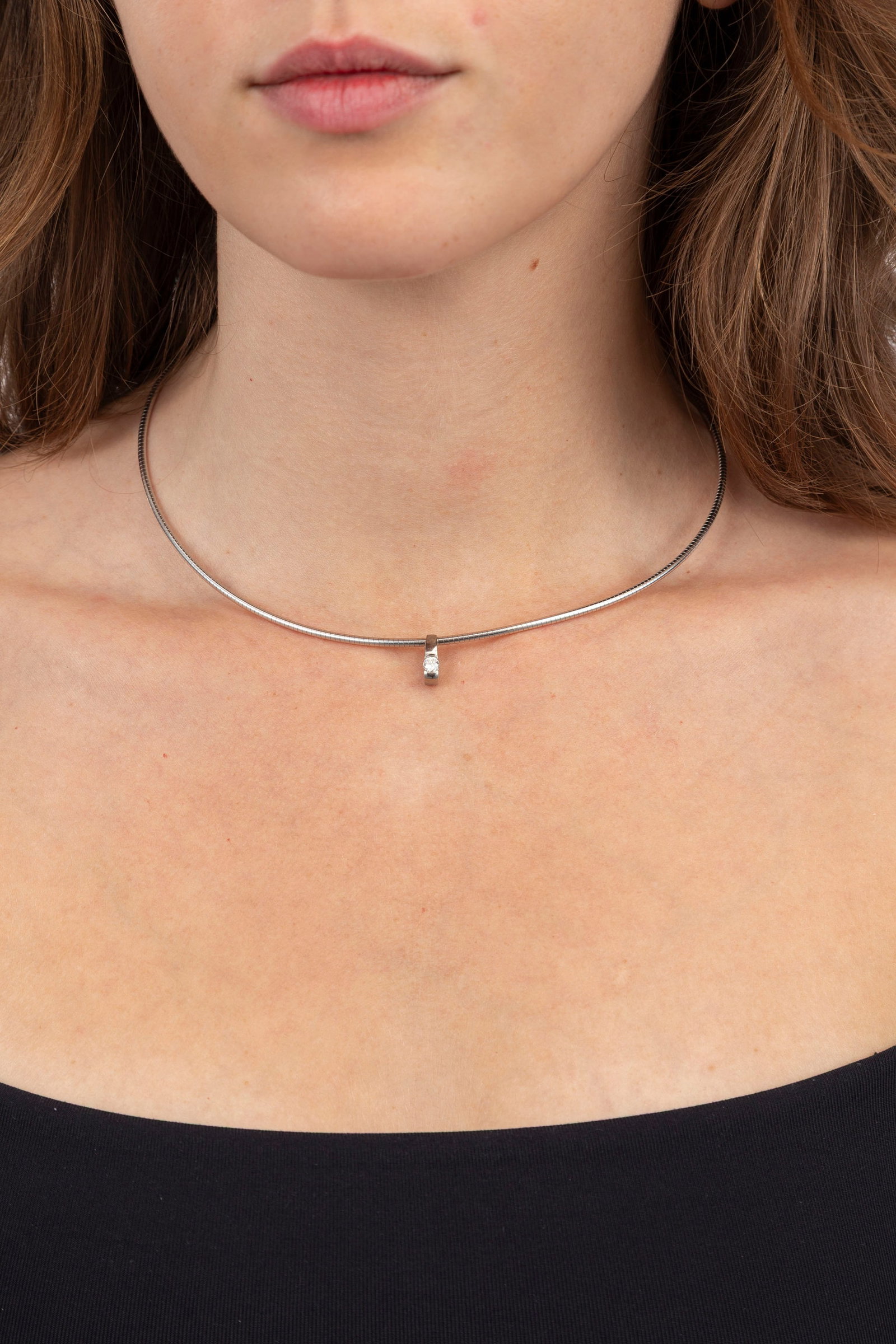 Tour de cou flexible or gris 750 retenant un pendentif en or gris 585 serti d'un diamant taille bril - 5