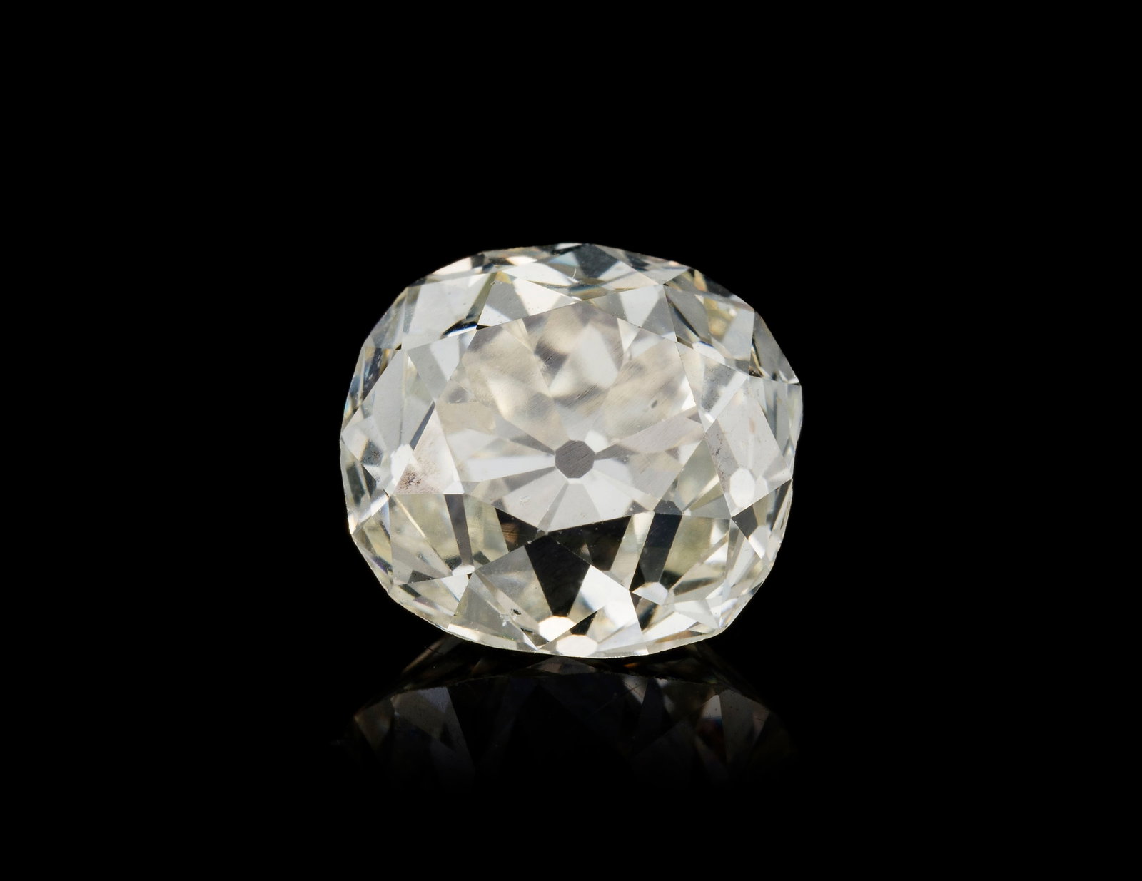 1 diamant taille ancienne sur papier de 2.97 carats: 1 diamant taille ancienne sur papier de 2.97 carats Condition 8.55x8.06x6.00 mm L / I1 (une petite cassure sous le rondiste) Fluo: strong
