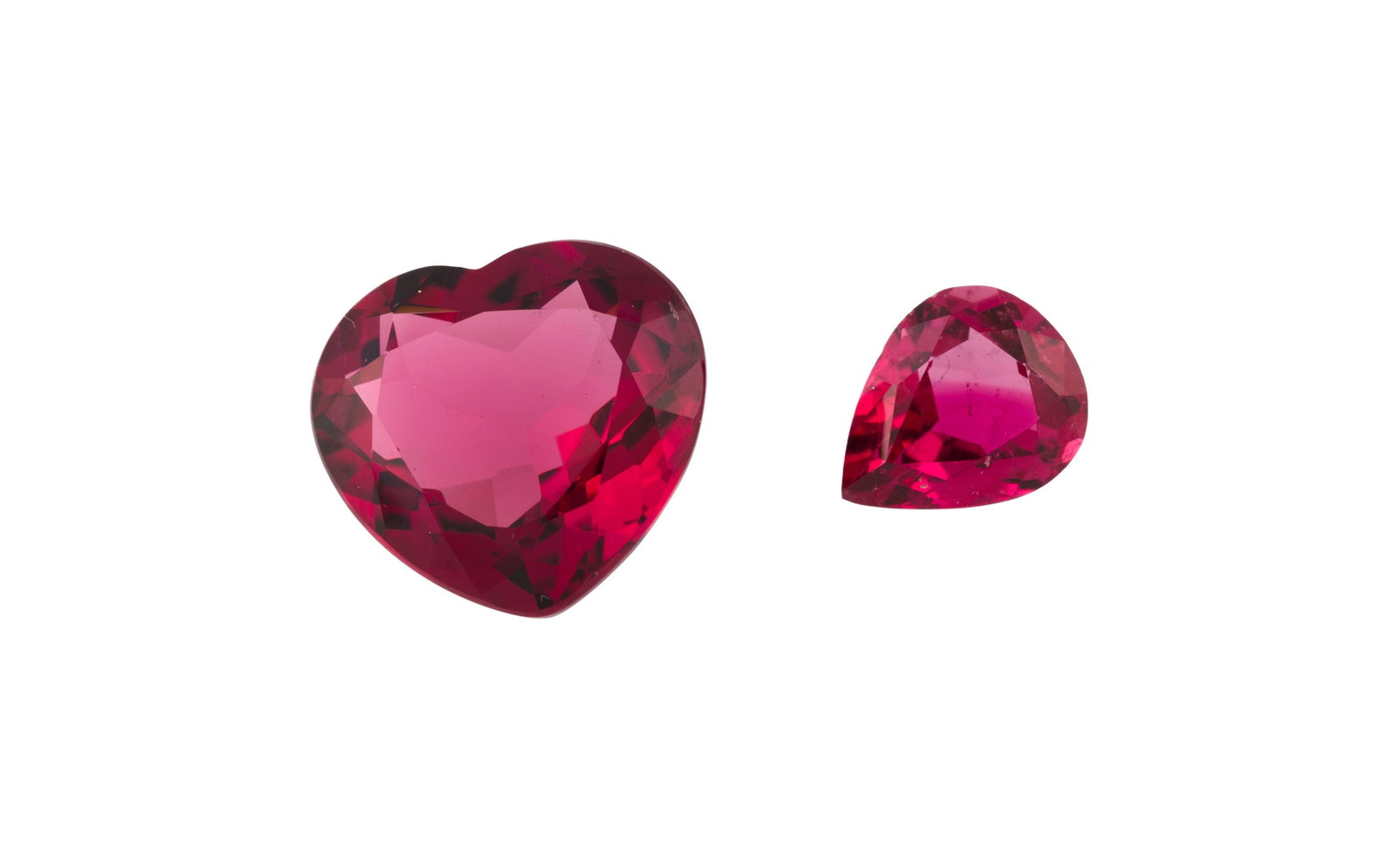 Lot de deux tourmalines roses sur papier, l'une taille cœur de 7.68 carats et l'autre taille po: Lot de deux tourmalines roses sur papier, l'une taille cœur de 7.68 carats et l'autre taille poire de 1.89 carat