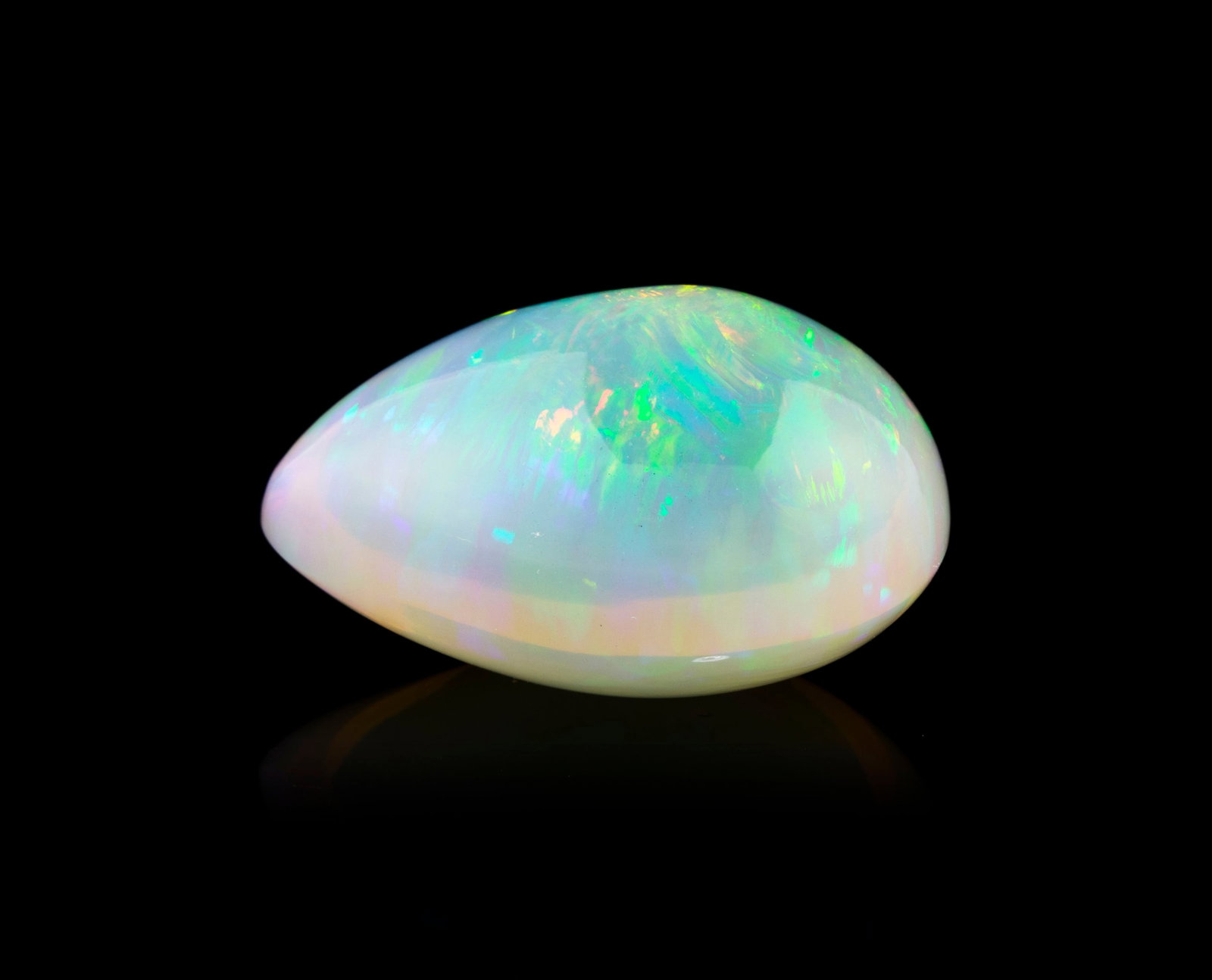 Une opale piriforme sur papier de 31.97 carats, éthiopienne, selon le rapport ALGT n° 0300 - 2