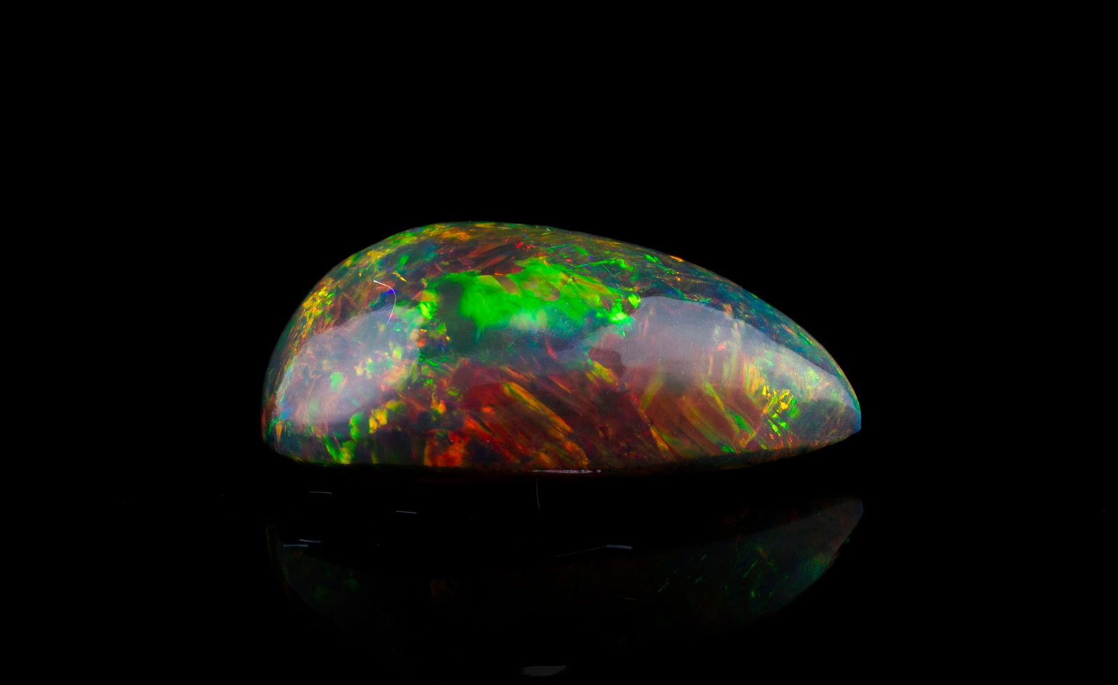 Une opale noire piriforme sur papier de 13.33 carats - 2
