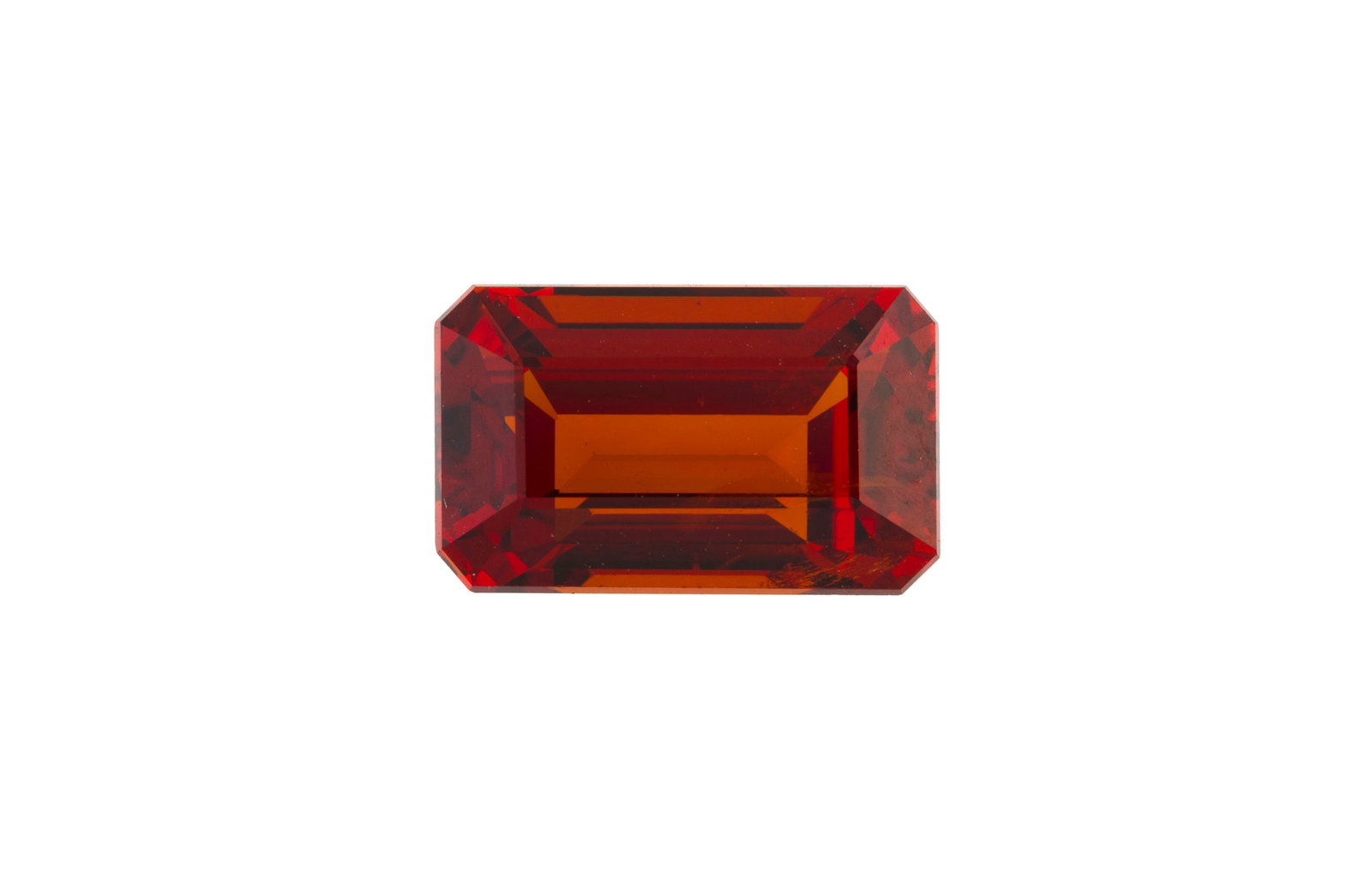 Un grenat spessartite rectangulaire à pans coupés sur papier de 2.99 carats: Un grenat spessartite rectangulaire à pans coupés sur papier de 2.99 carats