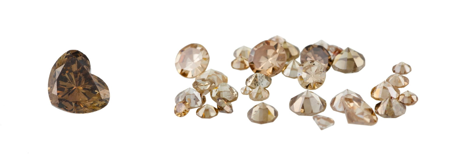 Lot de 2 plis de diamants bruns de différentes tailles sur papier pour un total de 2.54 carats : Lot de 2 plis de diamants bruns de différentes tailles sur papier pour un total de 2.54 carats (dont un cœur de 0.62 carat)