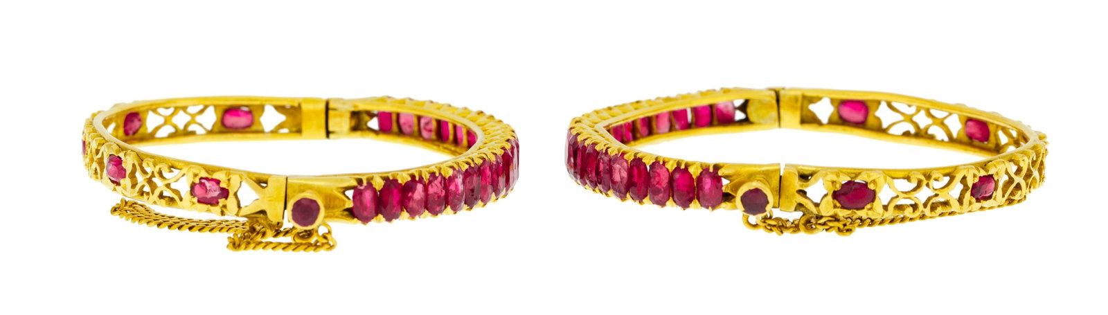 Lot de deux bracelets rigides or 750 ajouré sertis de rubis taille ovale, circ. 15.7 cm, 41g (m - 2