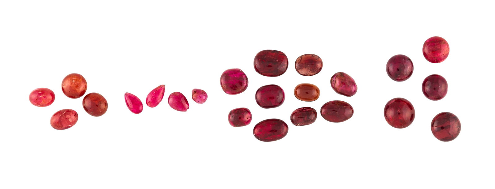 Lot de 4 plis de spinelles taille cabochon sur papier pour un total de 220.60 carats: Lot de 4 plis de spinelles taille cabochon sur papier pour un total de 220.60 carats Condition Une partie des spinelles sont percés dessous