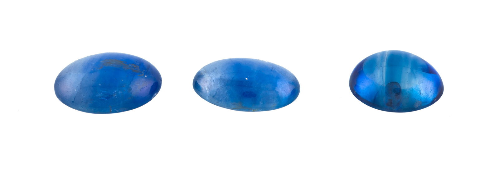 Lot de 3 saphirs taille cabochon sur papier pour un total de 33.90 carats: Lot de 3 saphirs taille cabochon sur papier pour un total de 33.90 carats Condition Un saphir partiellement percé.