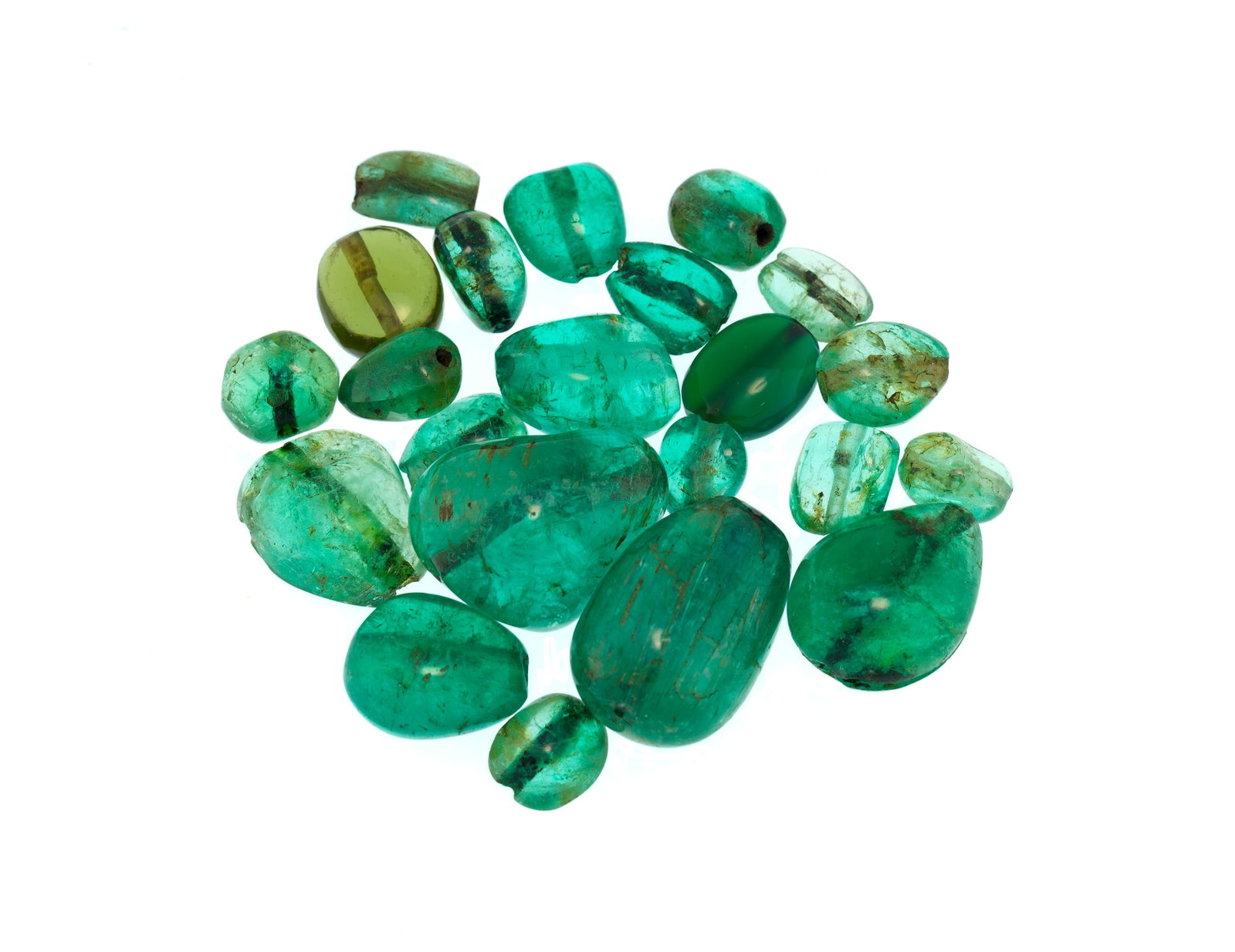 Lot d’émeraudes, d'un péridot et d'une chrysoprase percés sur papier pour un to: Lot d’émeraudes, d'un péridot et d'une chrysoprase percés sur papier pour un total d'environ 140 carats