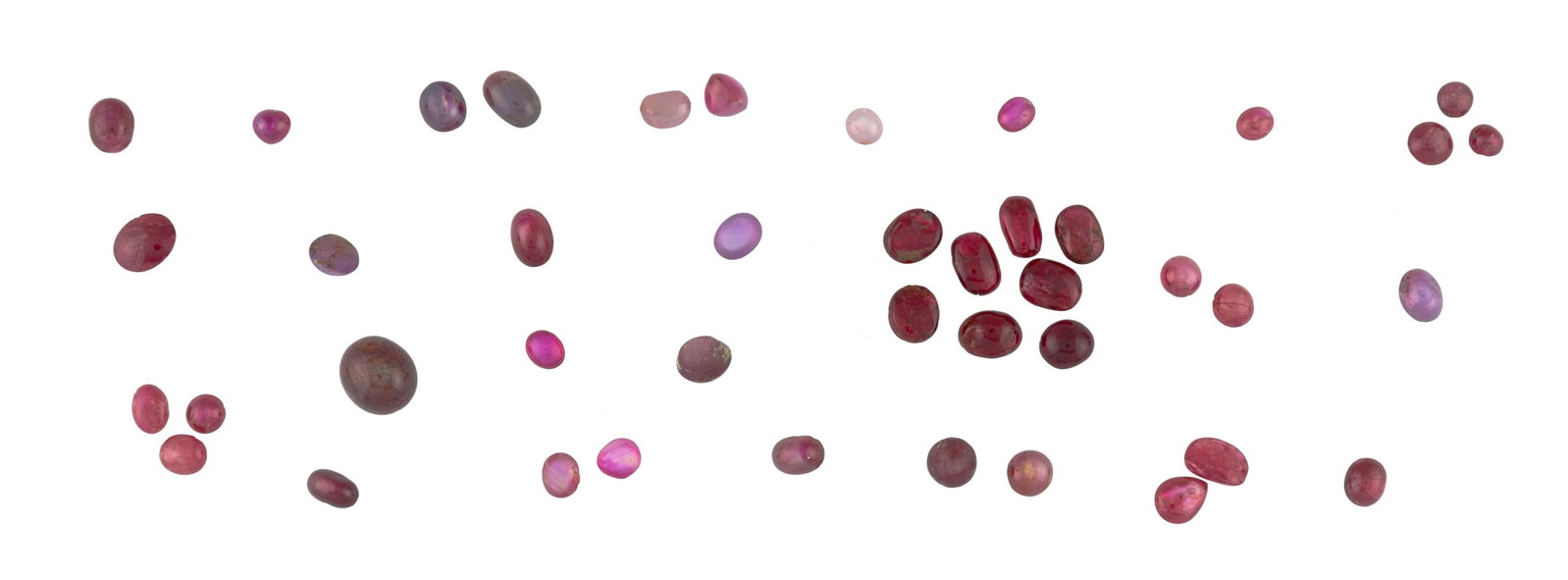 Lot de 25 plis de rubis et saphirs cabochons, la plupart étoilés, sur papier pour un total: Lot de 25 plis de rubis et saphirs cabochons, la plupart étoilés, sur papier pour un total d'environ 180 carats