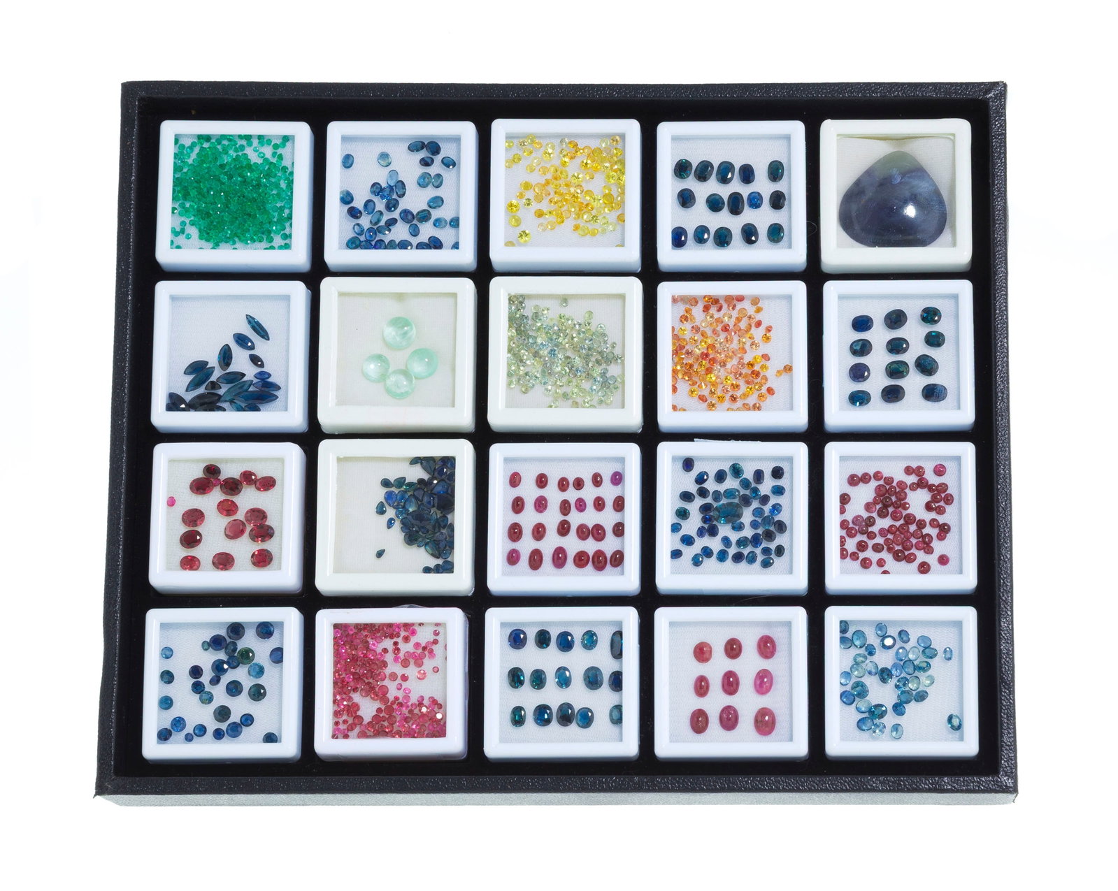 Lot de pierres sur papier diverses de différentes tailles dont des émeraudes, saphirs et r: Lot de pierres sur papier diverses de différentes tailles dont des émeraudes, saphirs et rubis