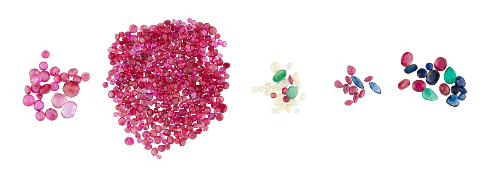 Lot de 5 plis de rubis, saphirs et émeraudes sur papier de différentes tailles, on joint q: Lot de 5 plis de rubis, saphirs et émeraudes sur papier de différentes tailles, on joint quelques seed pearls pour un total de 79.8 carats