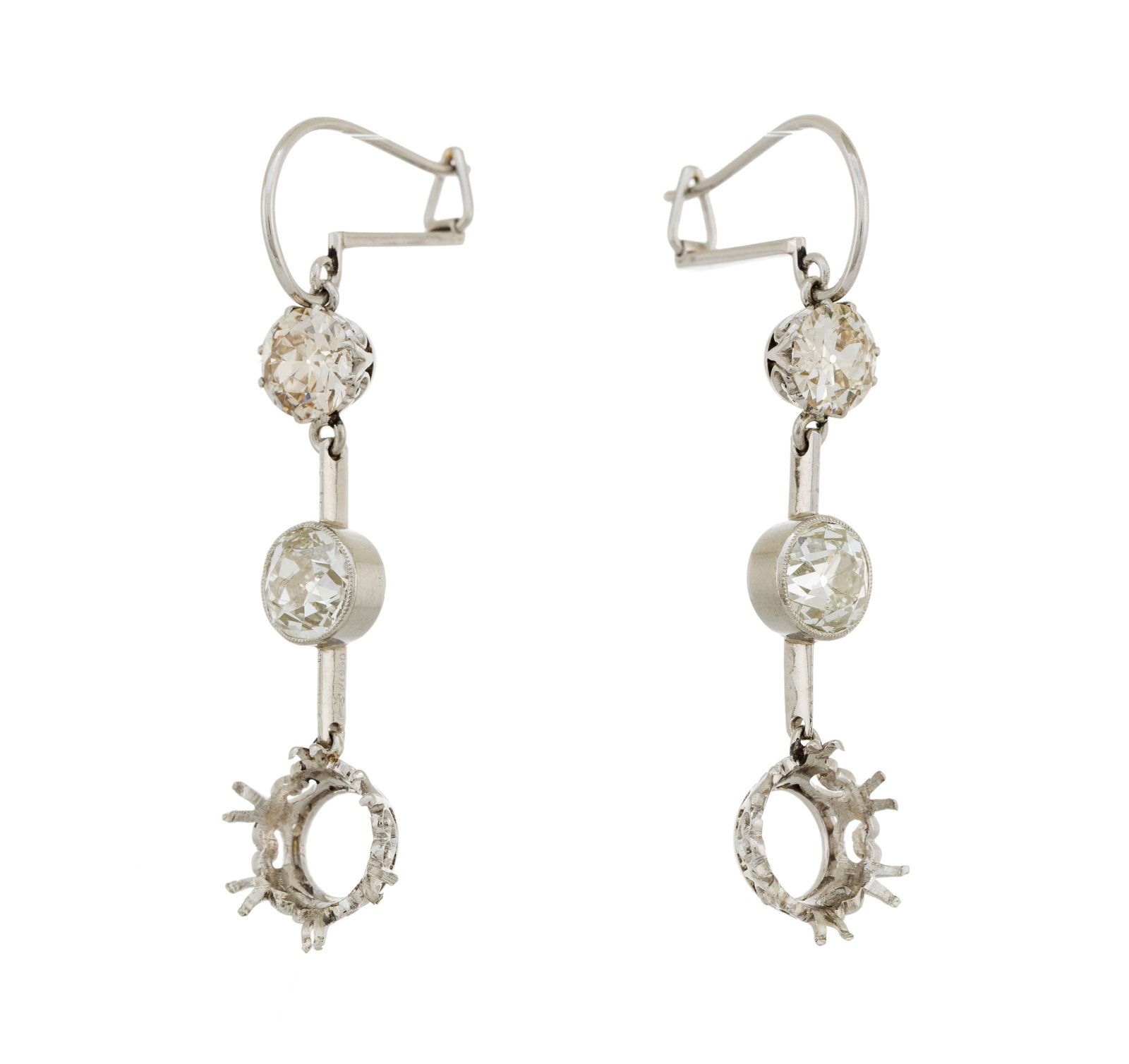 Paire de montures de pendants d'oreilles platine sertis de quatre diamants taille ancienne (env. 0.7 - 2