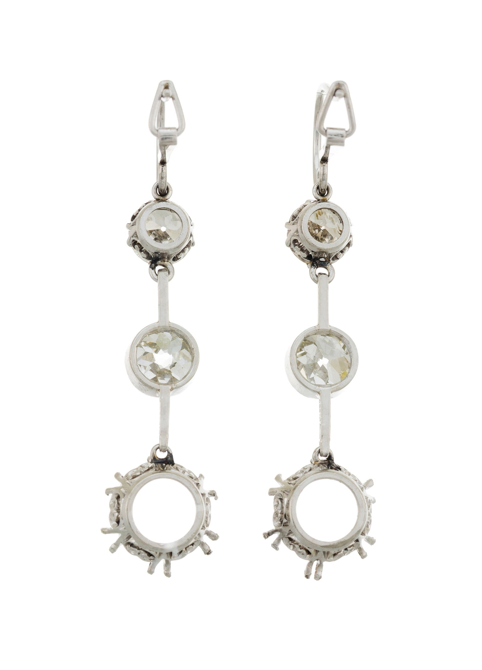 Paire de montures de pendants d'oreilles platine sertis de quatre diamants taille ancienne (env. 0.7 - 3