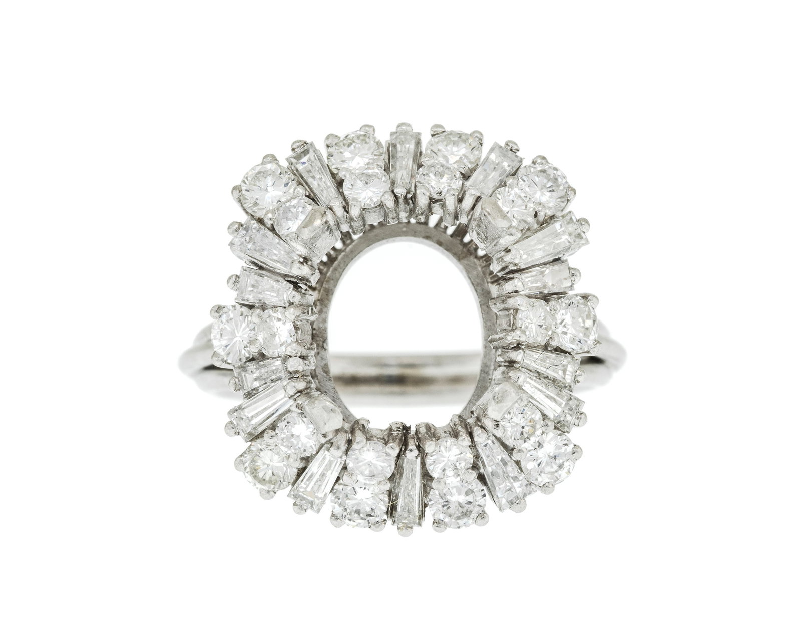 Monture de bague en platine sertie de diamants taille trapèze et brillant, doigt 56-16, 10g: Monture de bague en platine sertie de diamants taille trapèze et brillant, doigt 56-16, 10g Condition Monture: Bon état de conservation général. Présence de rayures et micro
