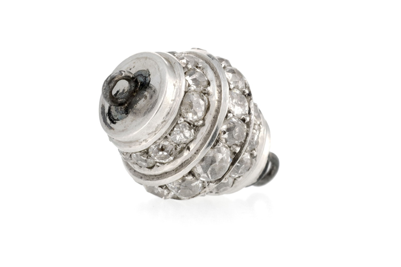 Fermoir début XXe s., or gris 750 serti de 3 rangées de diamants taille ancienne, long. 1. - 2