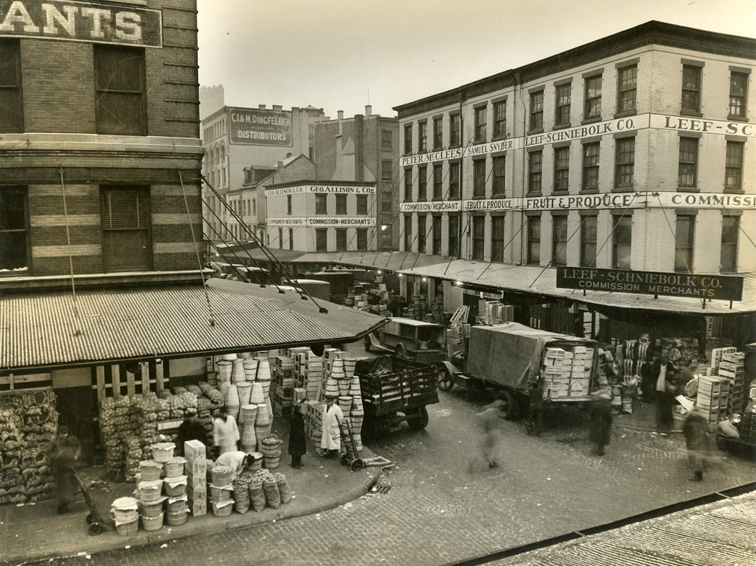 Robert Disraeli, untitled, c. 1930s: Robert Disraeli, untitled, c. 1930s, vintage gelatin silver print, 10 1/2 x 14 inches.Photographers stamp on the print verso. Condition is excellent City View, Urban Landscape, Architecture, Vintage P