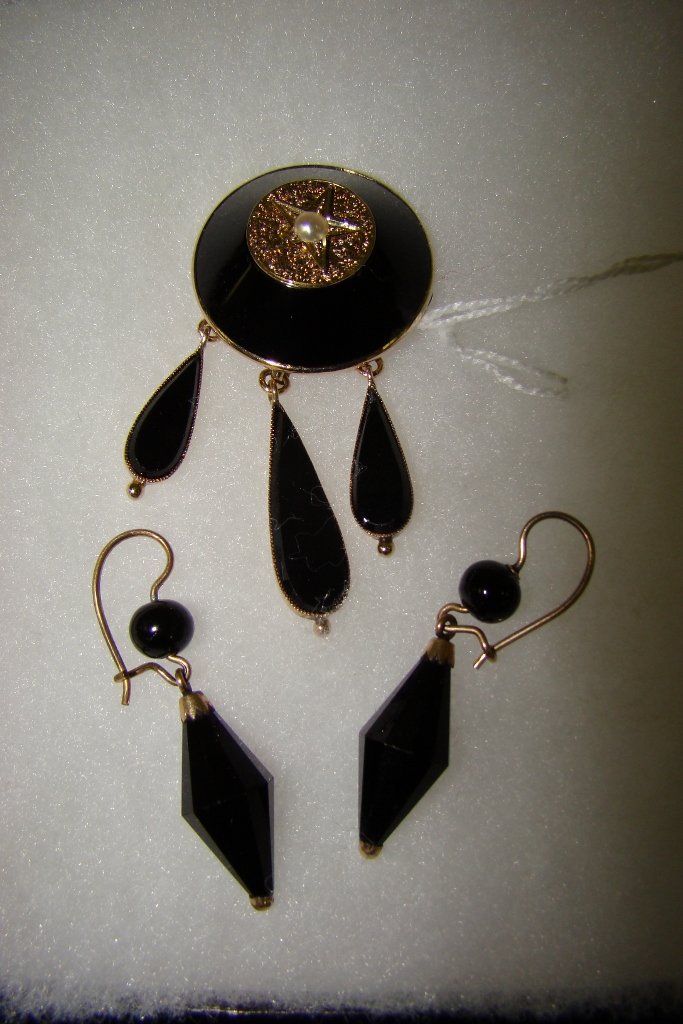 An unmarked but tested 10kt yellow gold onyx mourn: onyx mourning pin, plus a pair of gold-filled and onyx pierced earrings