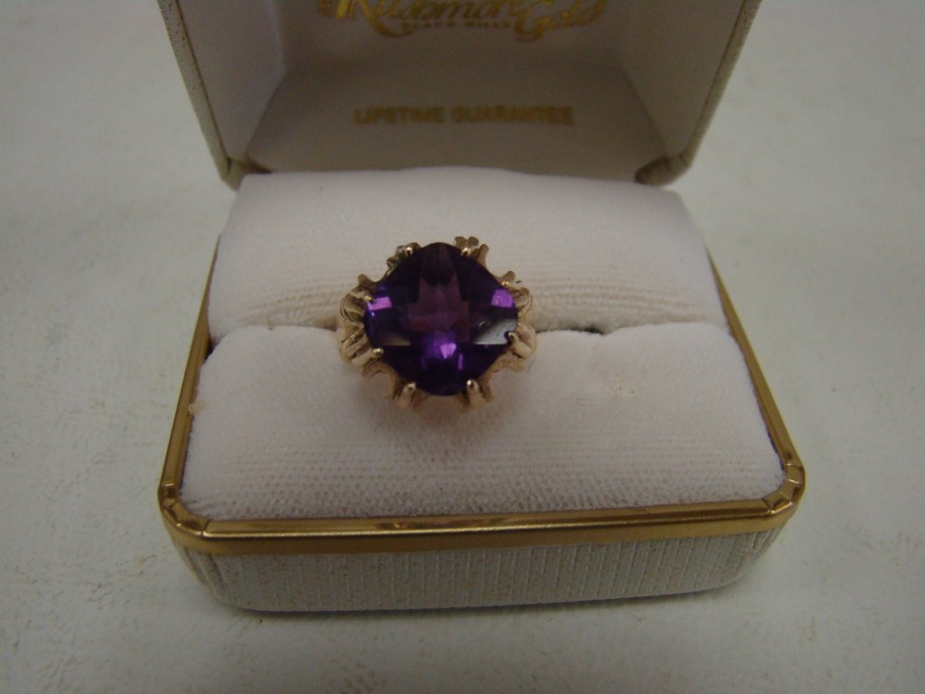 A yellow gold unmarked amethyst ring, tested 14kt: 14kt, size 6 1/2