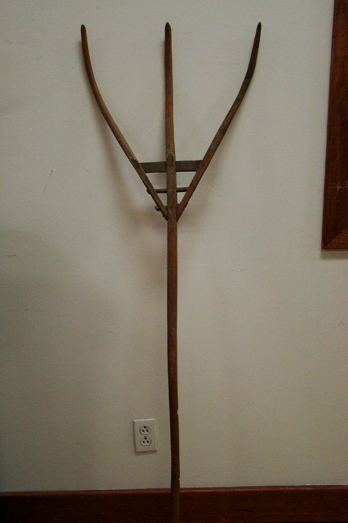 903 A primitive wood pitchfork, approximately 62" long Jun 09, 2012