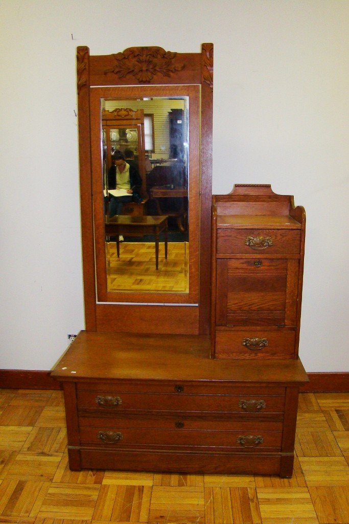 910 An oak gentleman's dresser with hat box and tiltin