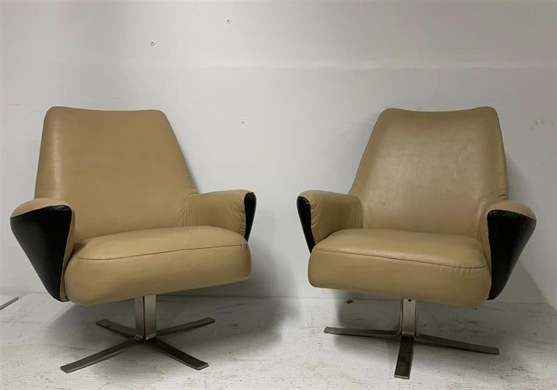 2 Formanova Swing Chairs: Pair of lounge chairs by Gianni Moscatelli for Formanova Milano, 1960s Tan and black leather upholstery Dimensions: Height: 35" / 88.9cm Depth: 33" / 83.82cm Width: 32" / 81.28cm Seat He
