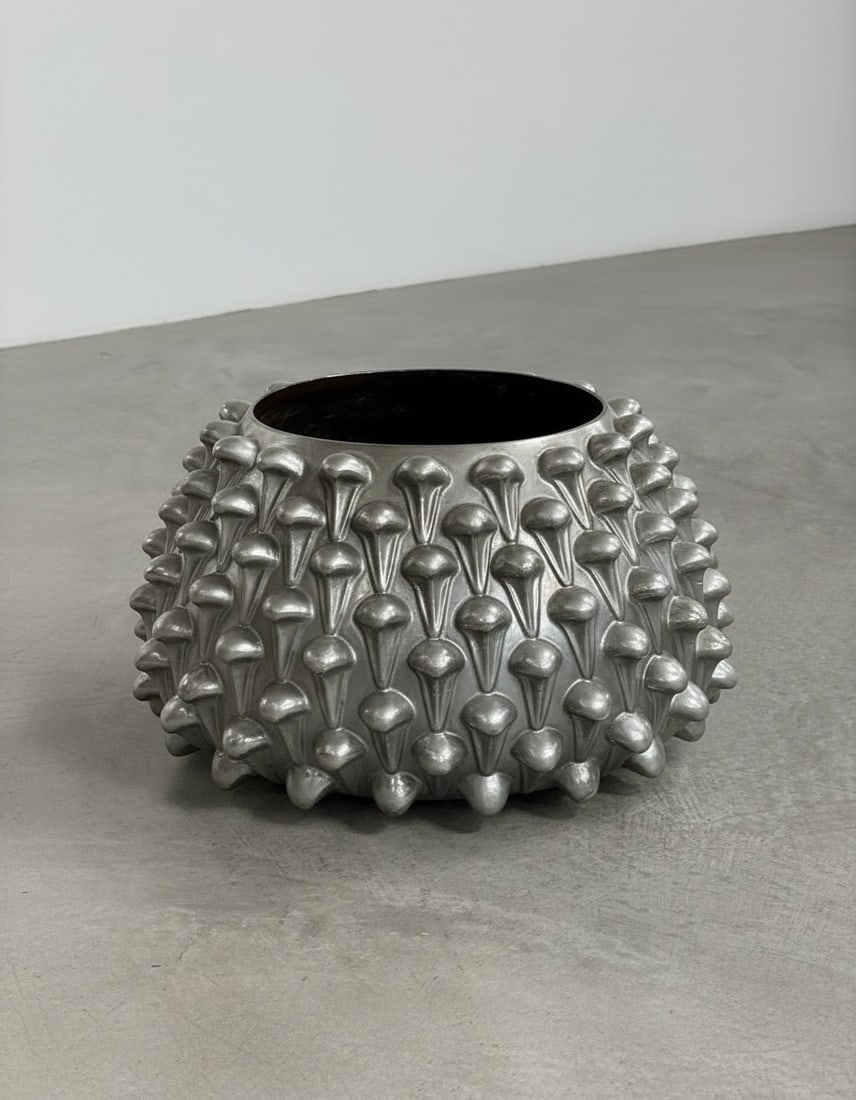 Large Azucena Ceramic Planter: Vintage and rare Planter "Riccio" by Corrado Corradi Dell'Acqua for Azucena Platinum-plated ceramic on the outside, brown-prune glaze on the inside