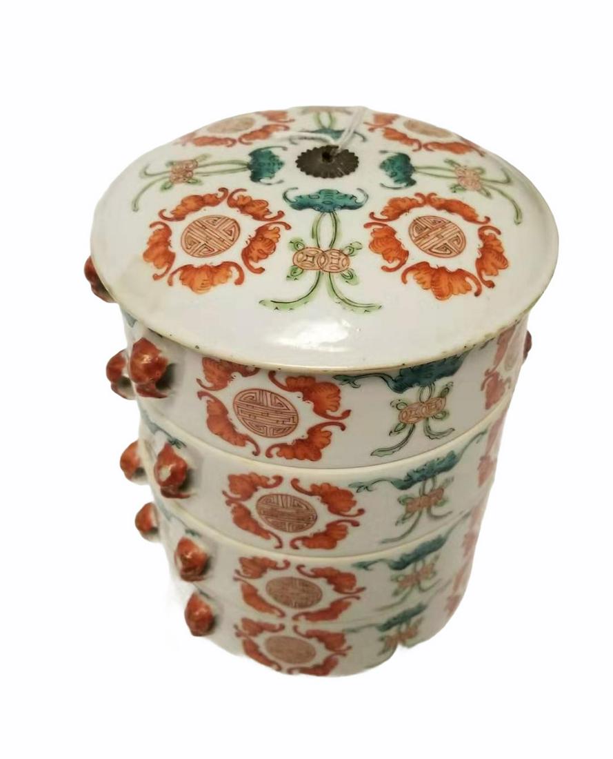 Beautiful chinese porcelain box (1 of 4)