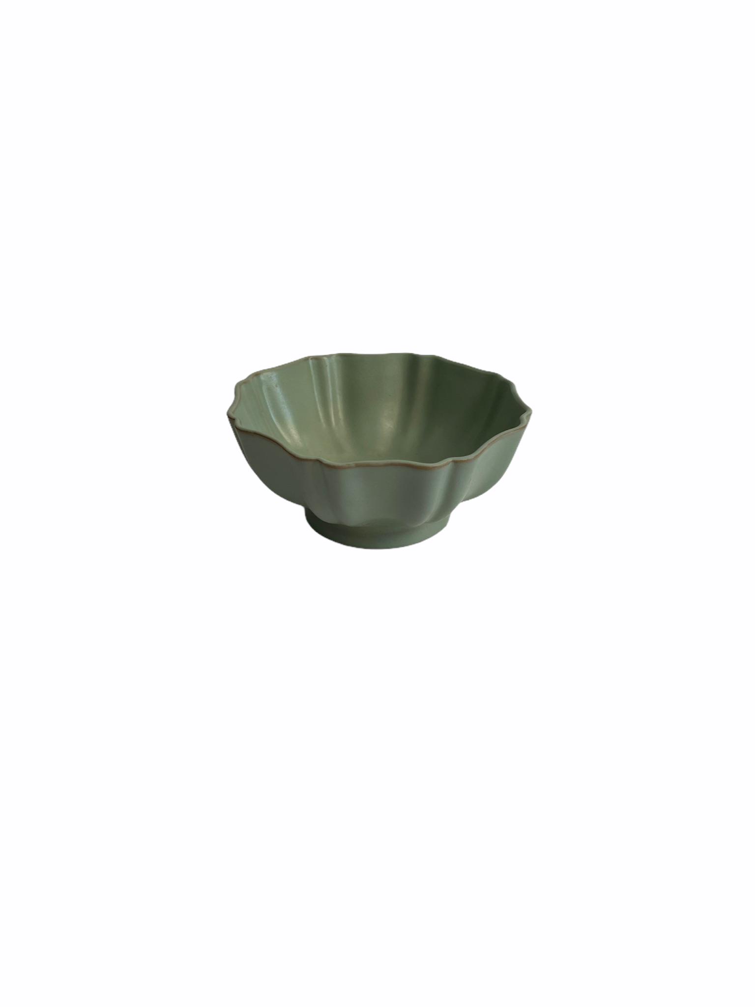 Chinese green grounded porcelain bowl (1 of 5)