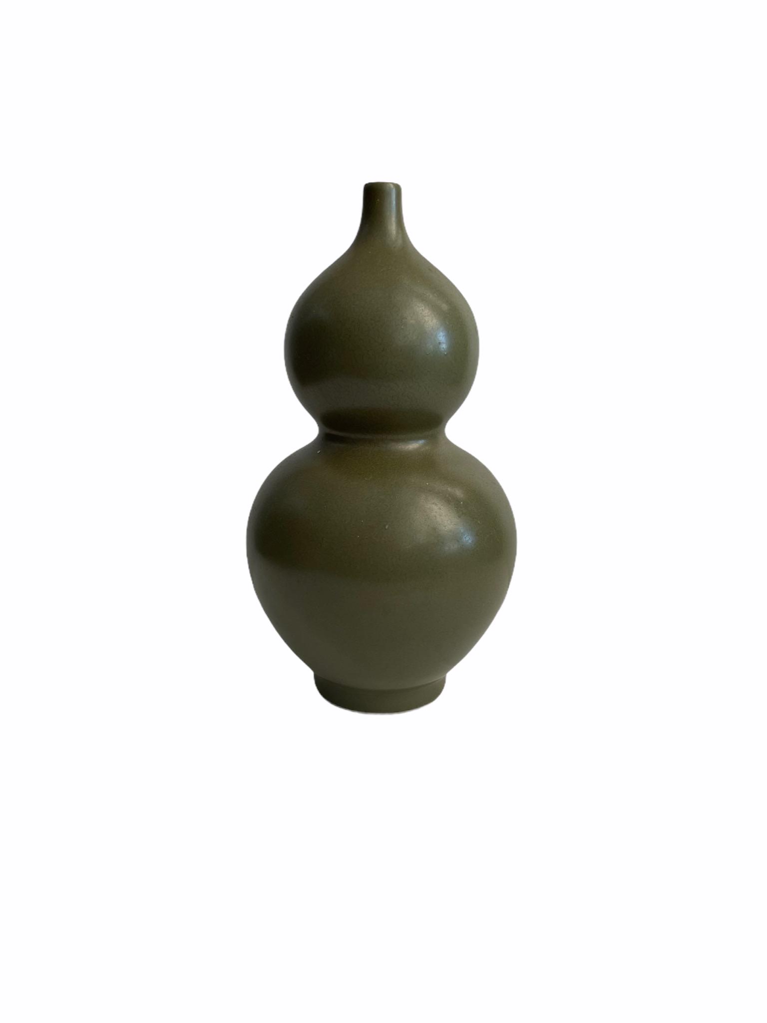 Chinese green grounded groud shaped porcelain (1 of 4)