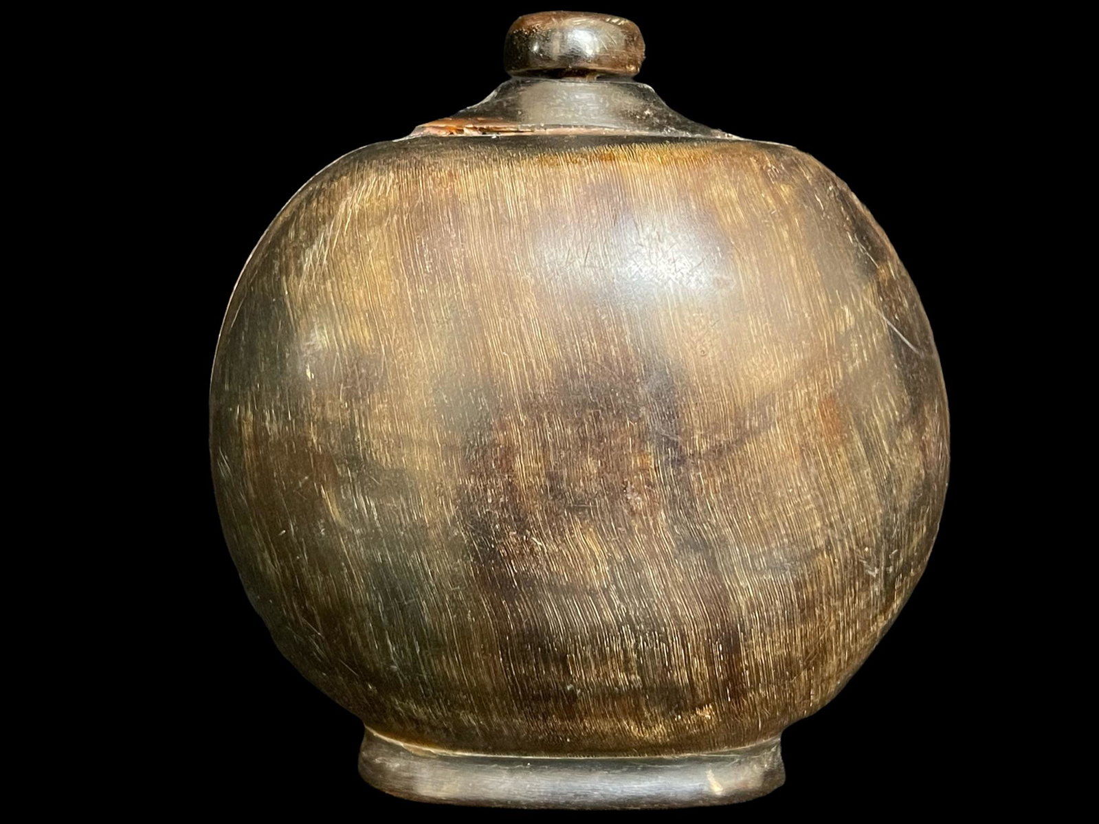 Fine chinese horn snuff bottle: Fine Chinese horn snuff bottle; cm: 8.6x8.4
