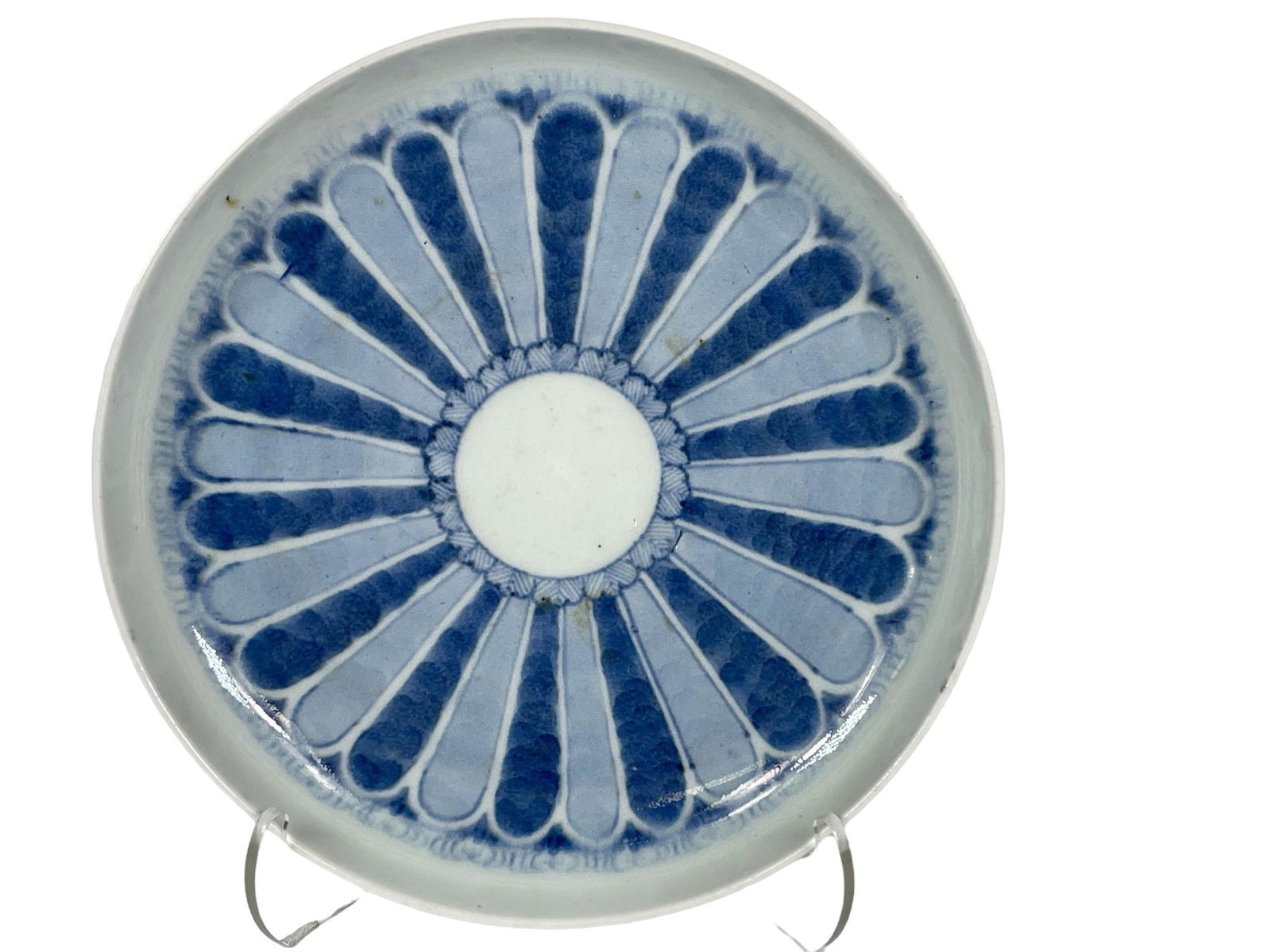 A chinese antique Qing B&W porcelain plate (1 of 6)