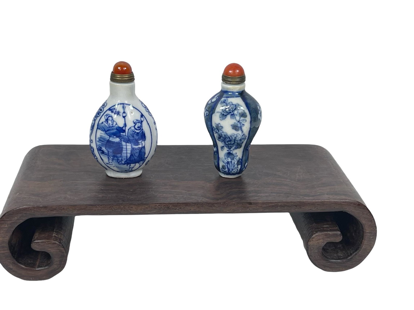 A pair of chinese B&W snuff bottle: Chinese B&W snuff bottle; stands not included; H: 2.75"
