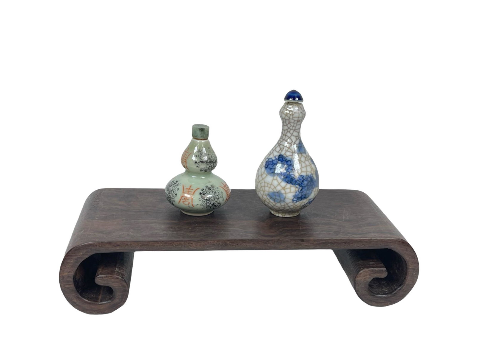 2 chinese snuff bottle: stands not included; green: 2.5"H