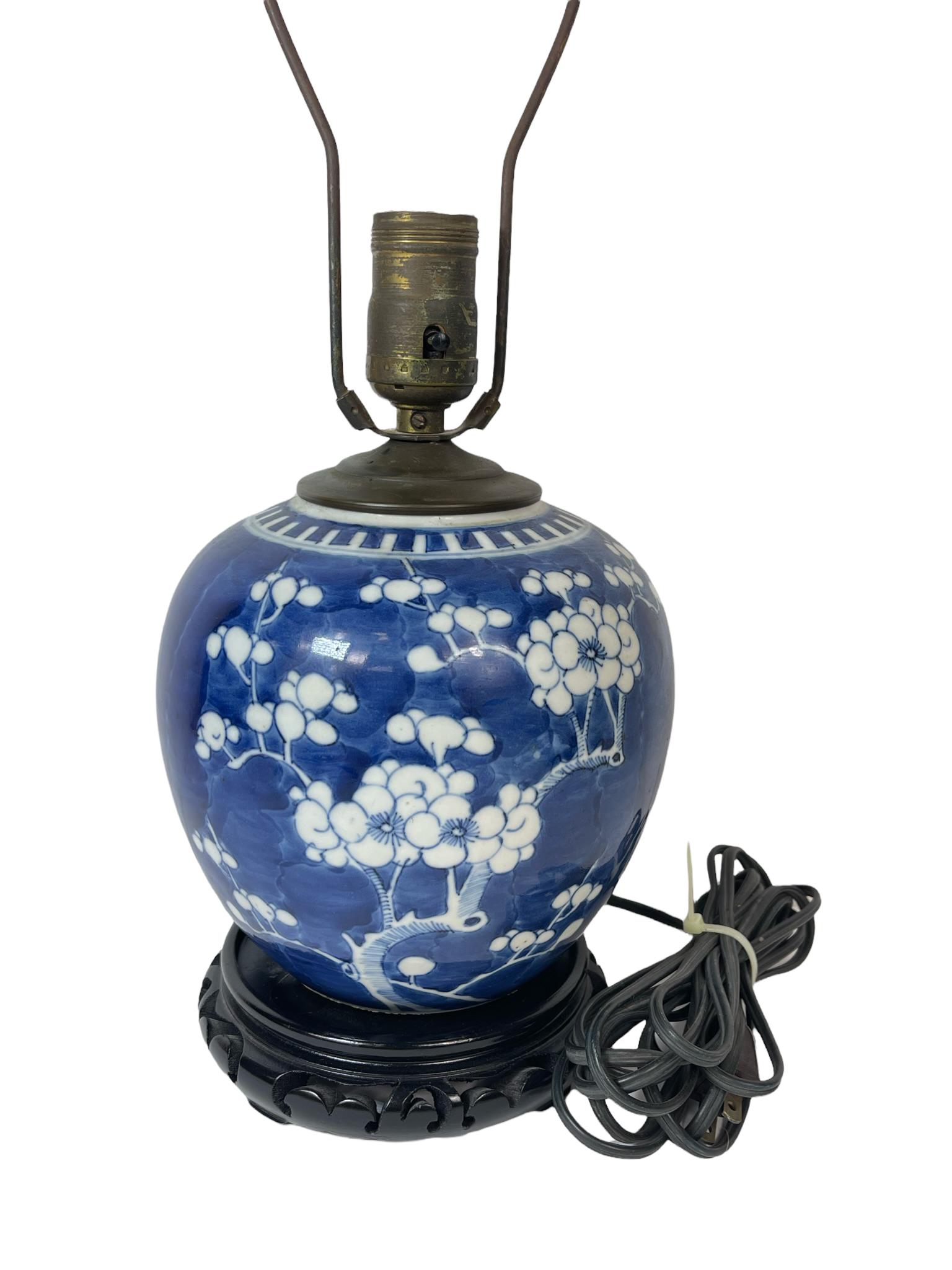 A chinese antique Qing blue and white porcelain lamp: chinese B&W porcelain made as lamp; H:21.75(with lamp)