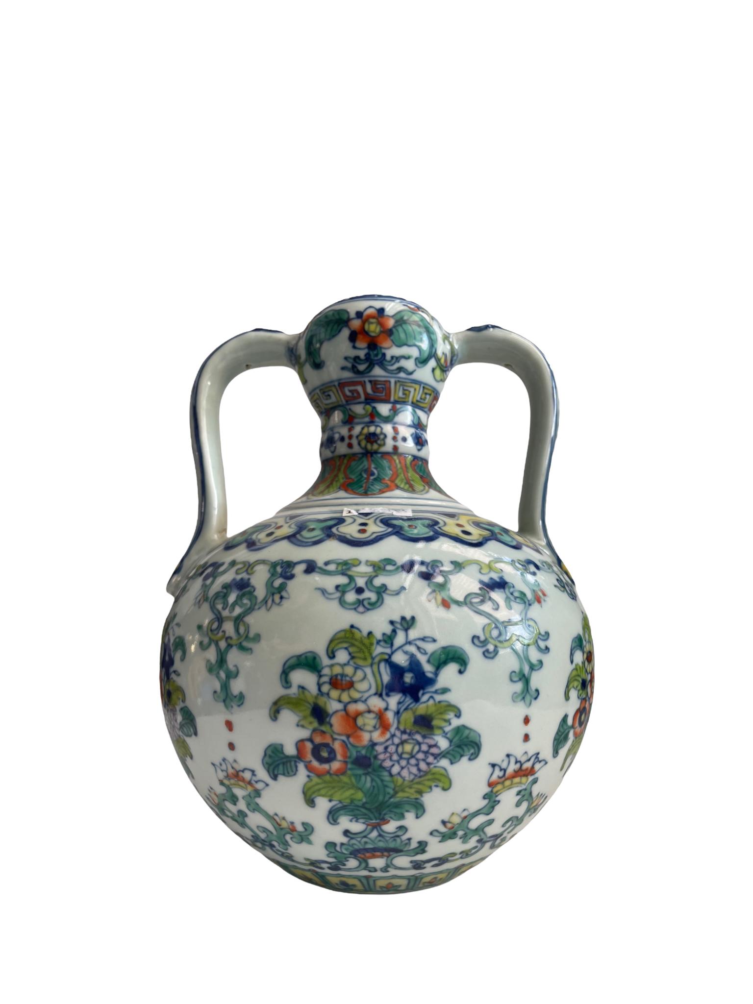 A precious chinese porcelain vase (1 of 4)