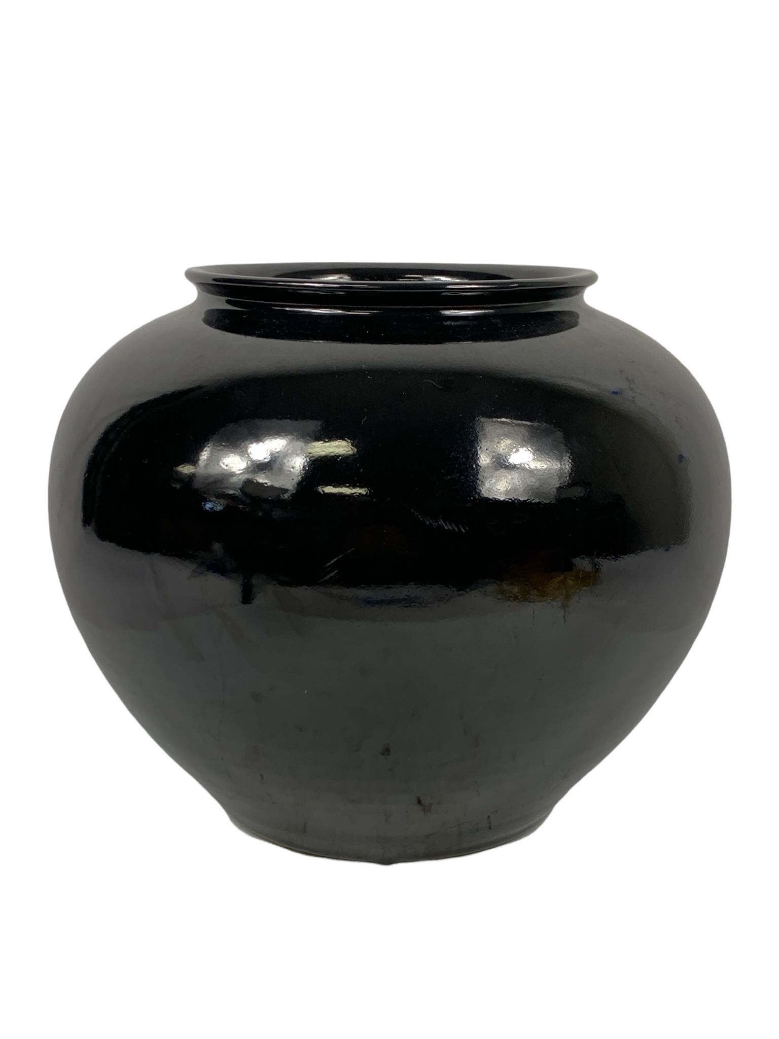 A fabulous chinese black glazed porcelain jar (1 of 7)