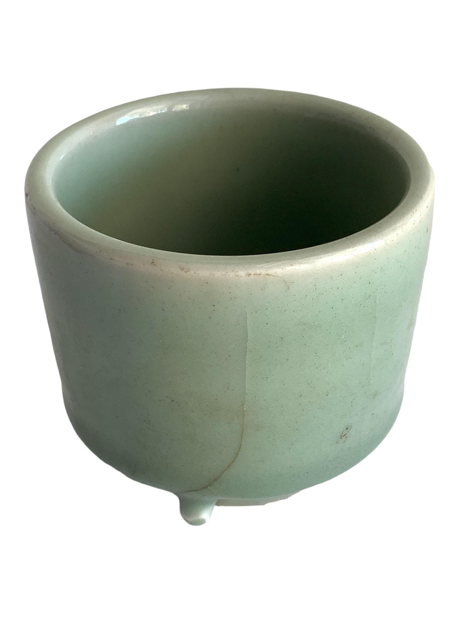 A fine chinese celadon porcelain censor burner: fine chinese celadon porcelain censor burner; H: 2.8"; with crack see picture