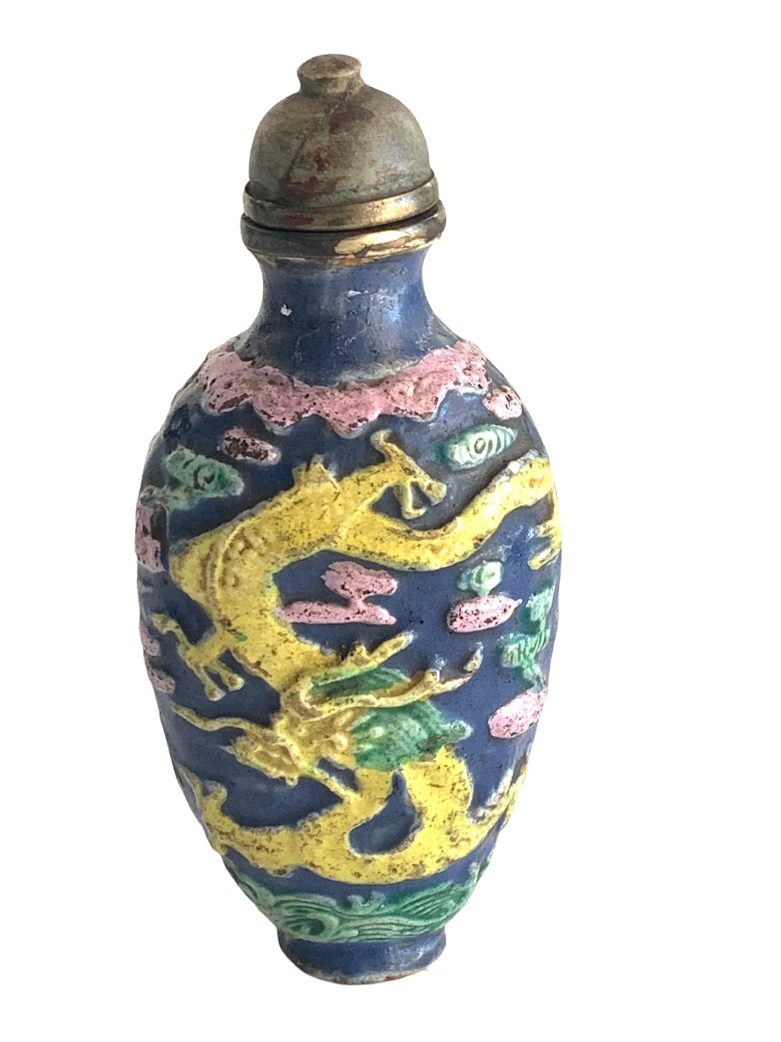 A chinese procelain snuff bottle: one procelain snuff bottle H: 9.0cm