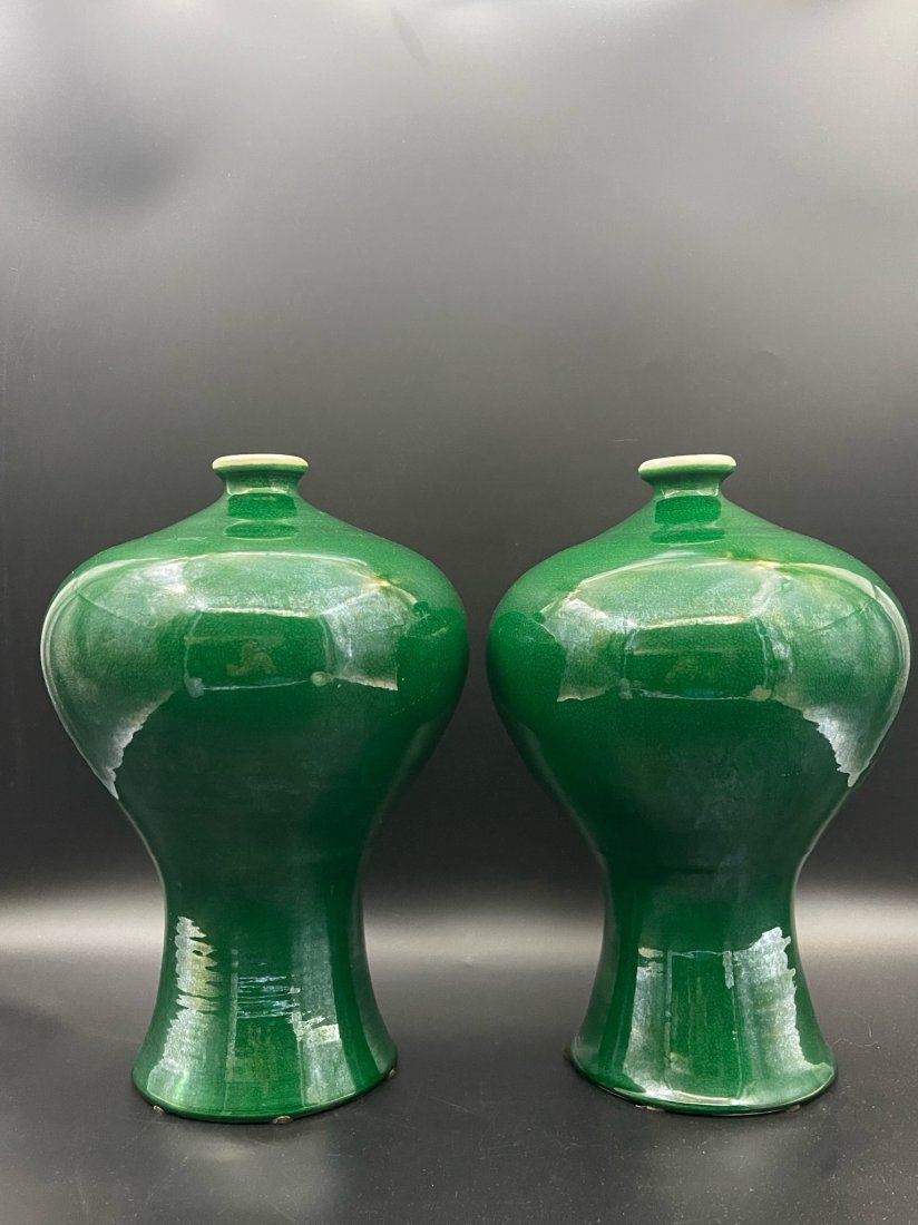 A pair of chinese crackle green glazed porcelain vase (1 of 7)