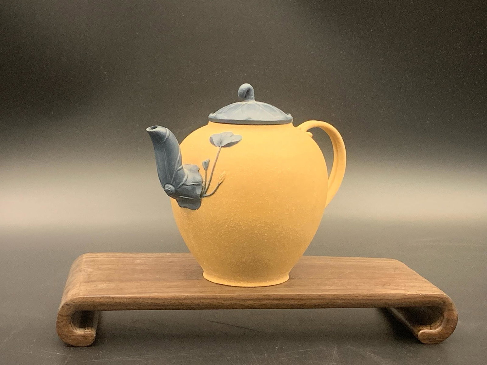 A fine chinese zisha teapot signed (1 of 8)