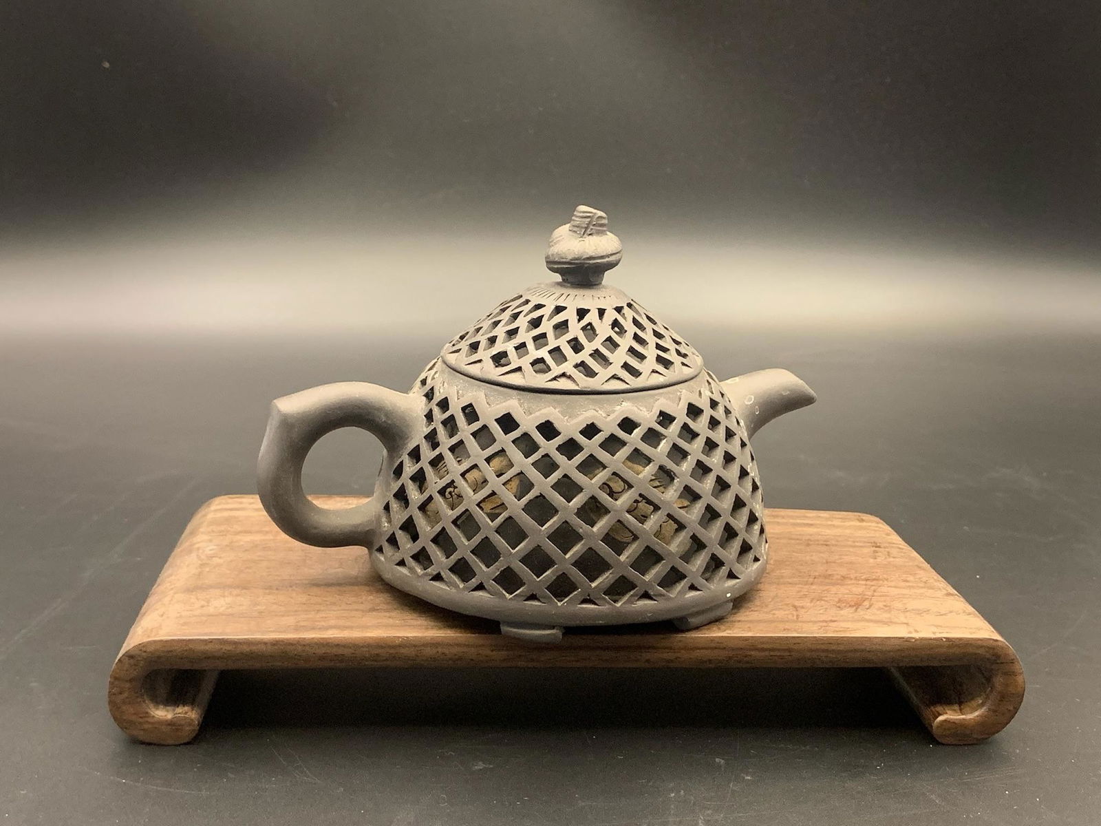 A fine chinese zisha teapot signed (1 of 7)