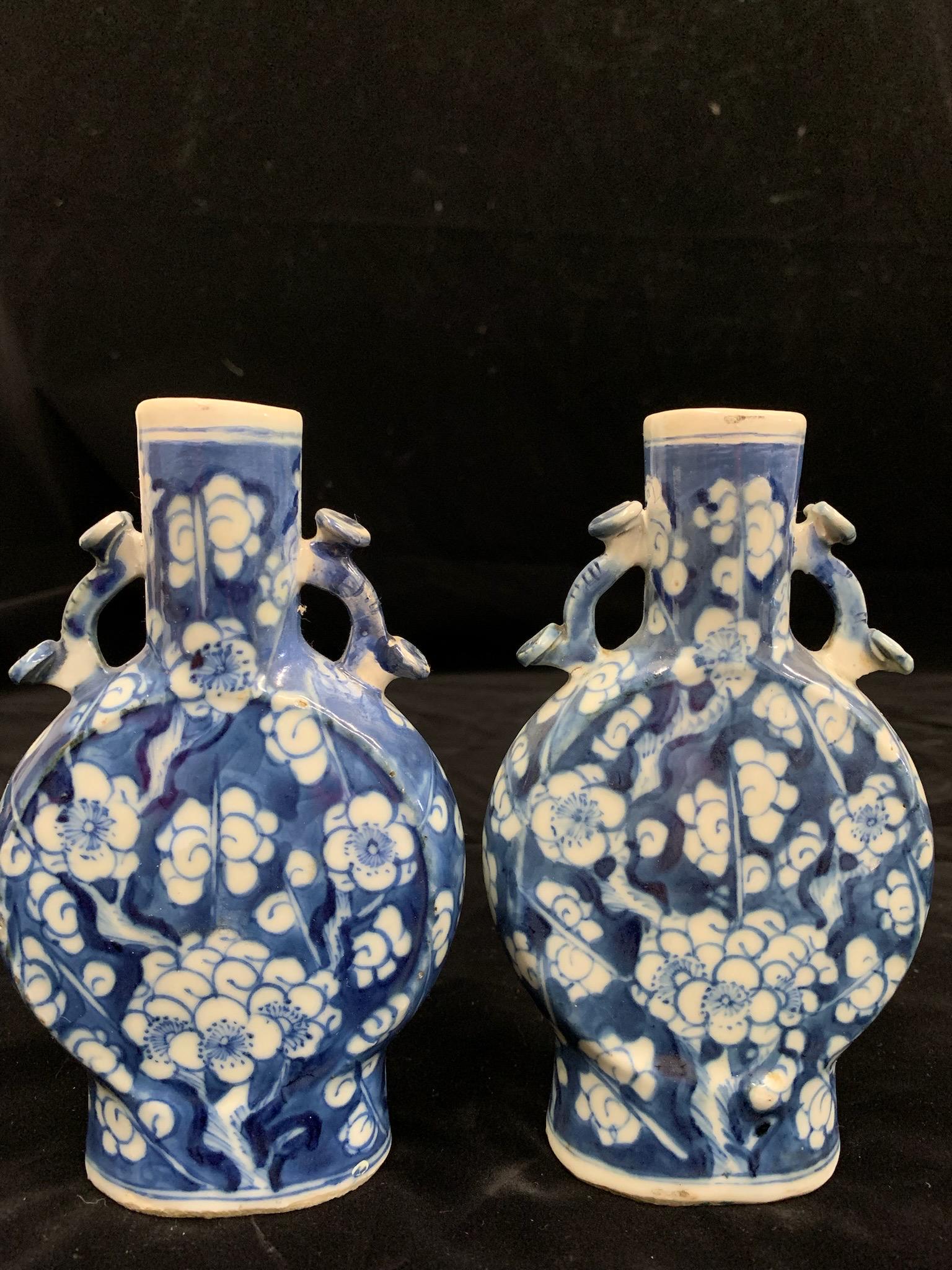 A pair of chinese antique qing dynasty blue and white porcelain vase: pair of chinese antique qing dynasty blue and white porcelain vase; H: 6.2"
